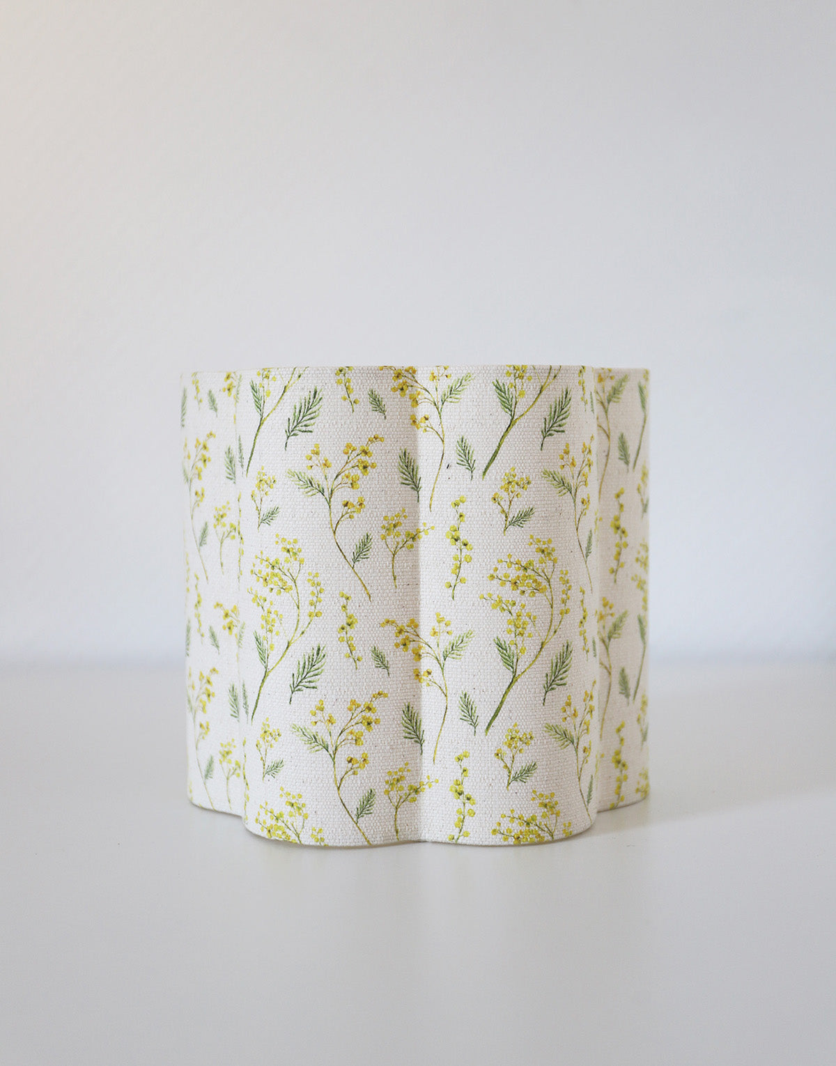 Lampe à poser, pied en bois tourné et abat-jour imprimé "mimosas"