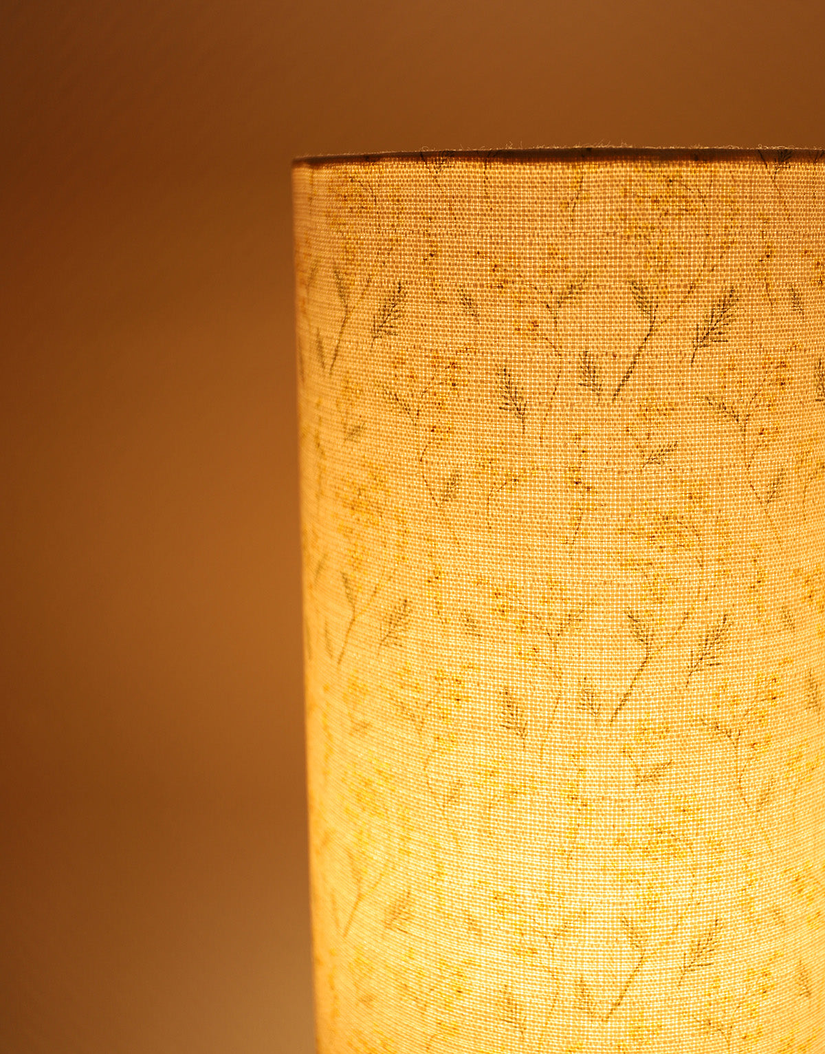 Lampe à poser, pied vase à anses géométriques et abat-jour imprimé