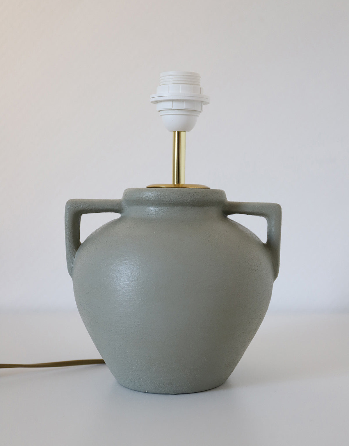 Lampe à poser, pied vase à anses géométriques et abat-jour imprimé