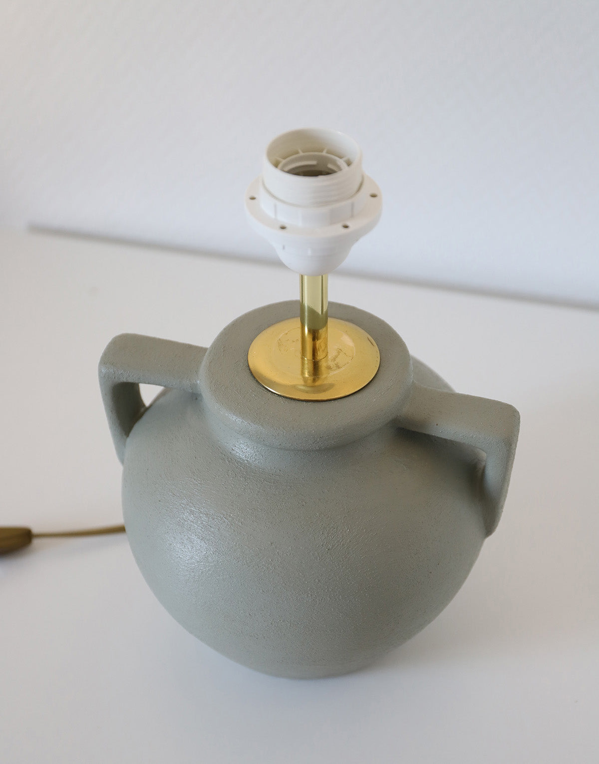 Lampe à poser, pied vase à anses géométriques et abat-jour imprimé