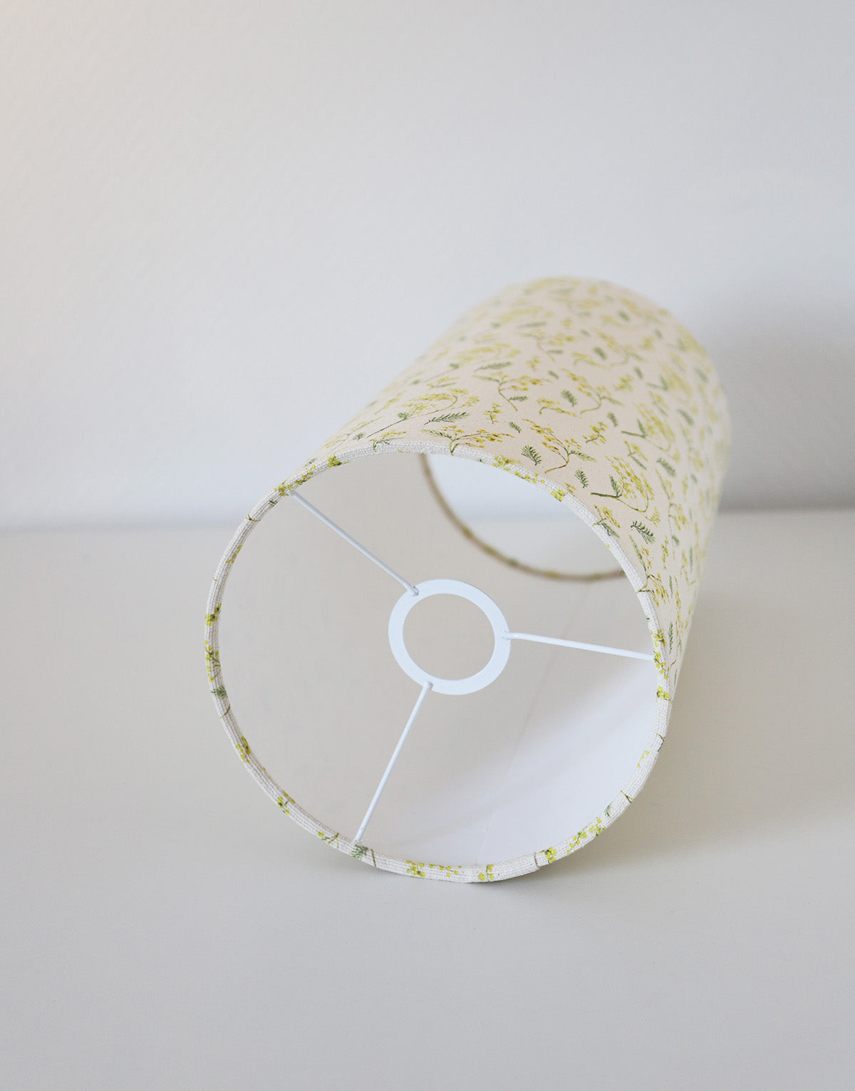 Lampe à poser, pied vase à anses géométriques et abat-jour imprimé