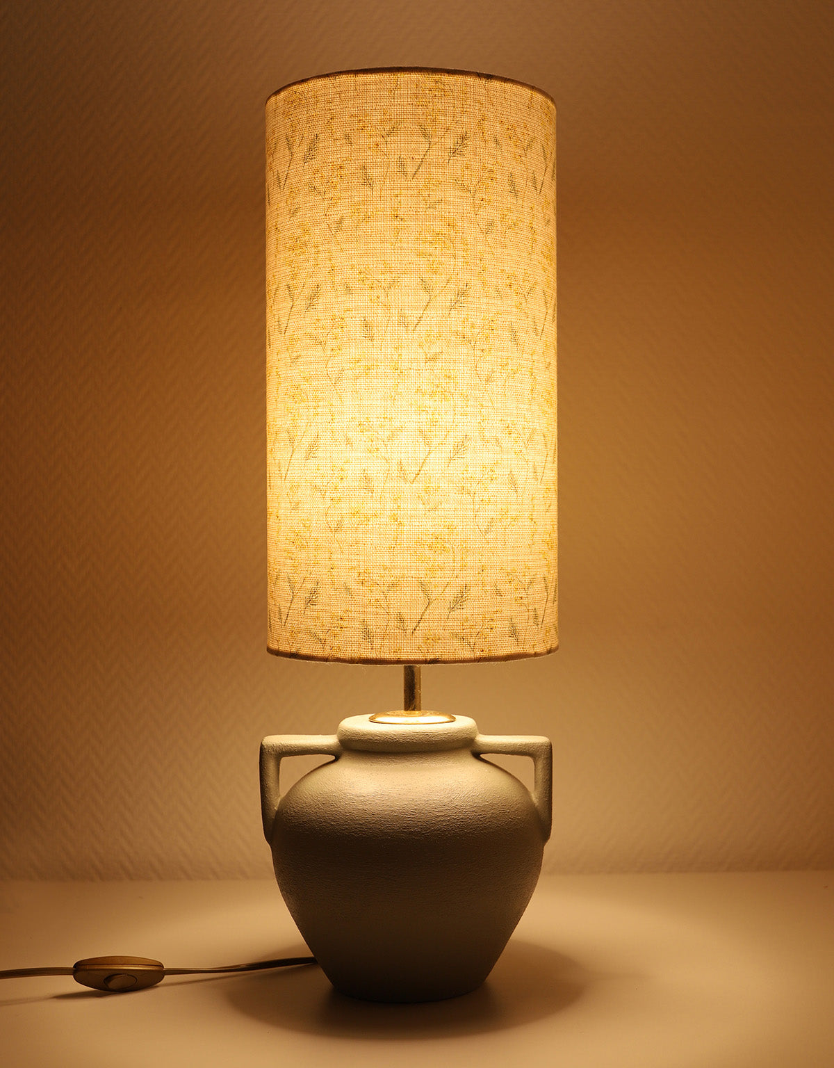 Lampe à poser, pied vase à anses géométriques et abat-jour imprimé