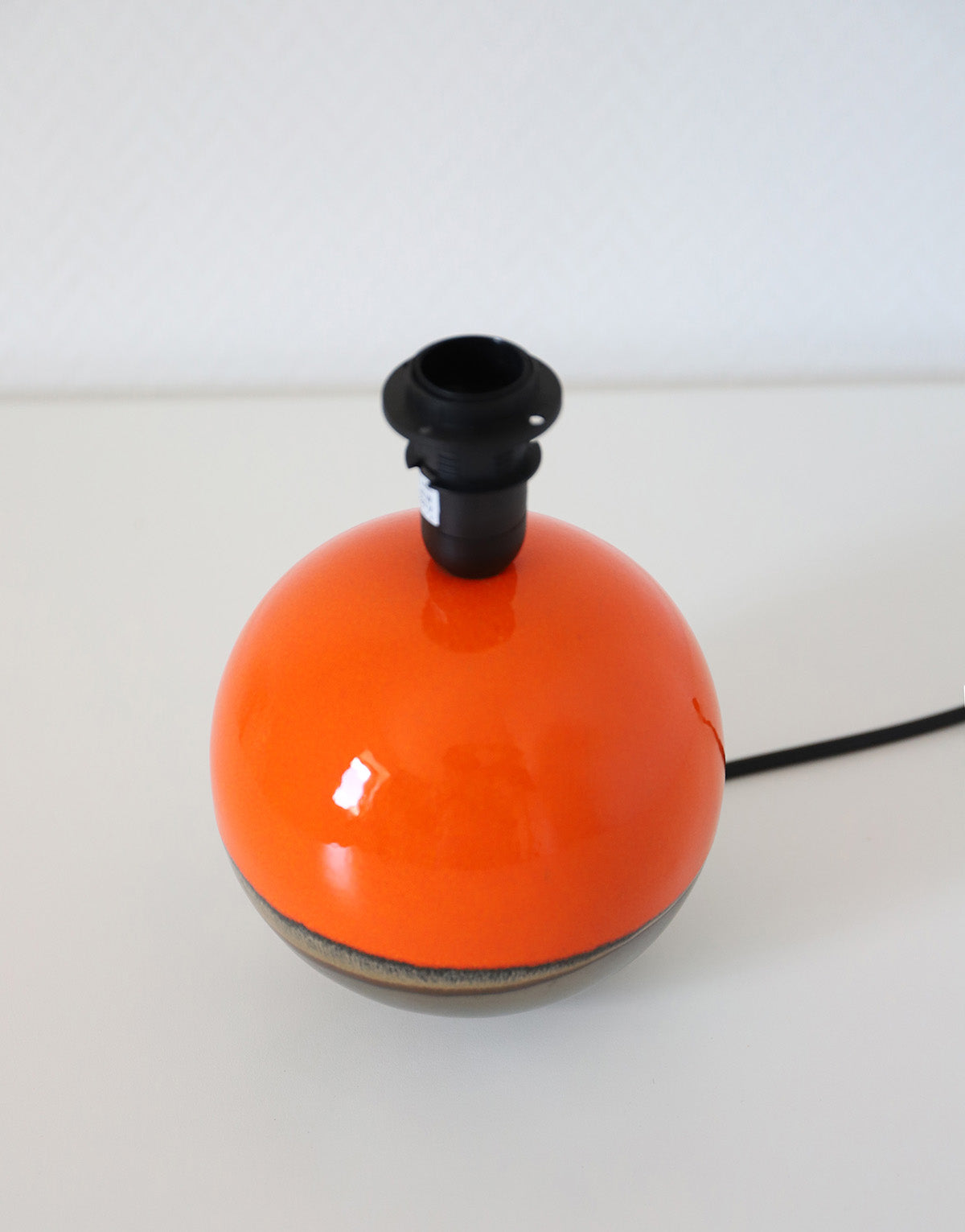 Lampe à poser, pied en céramique émaillée orange et abat-jour imprimé