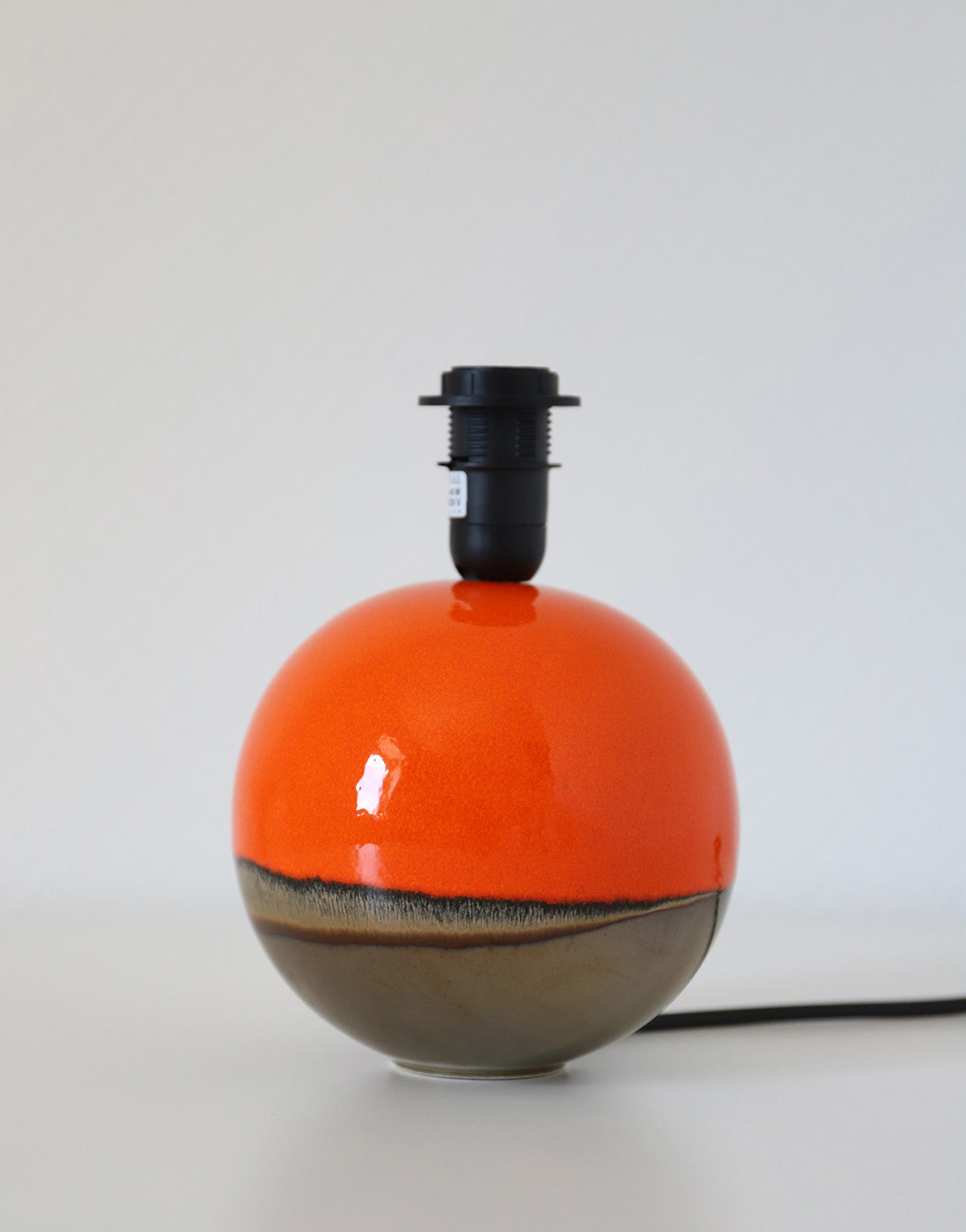 Lampe à poser, pied en céramique émaillée orange et abat-jour imprimé