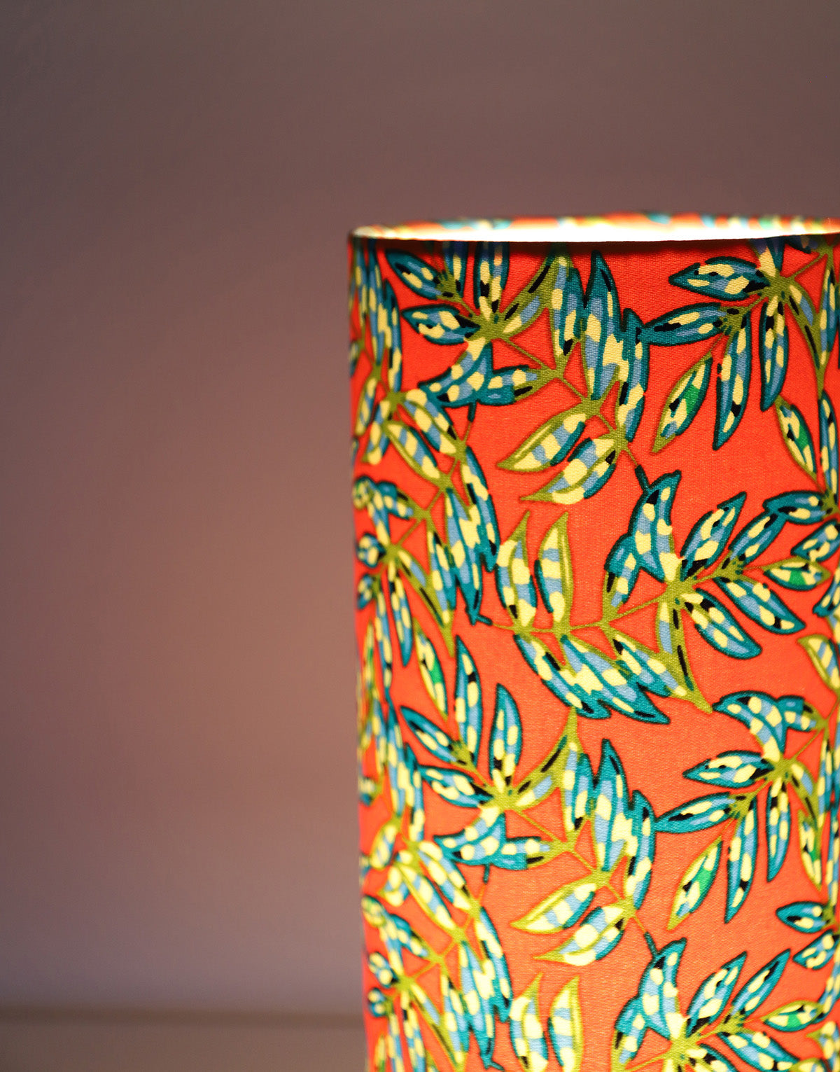 Lampe à poser, pied en céramique émaillée orange et abat-jour imprimé