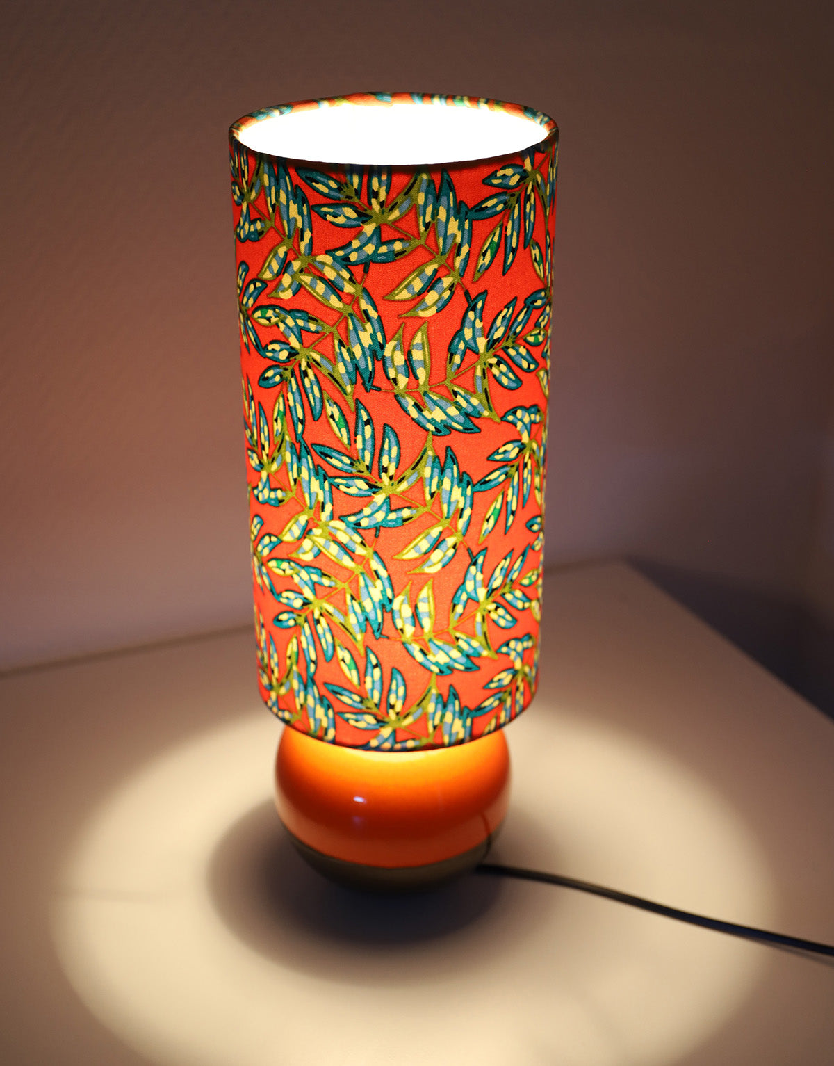 Lampe à poser, pied en céramique émaillée orange et abat-jour imprimé