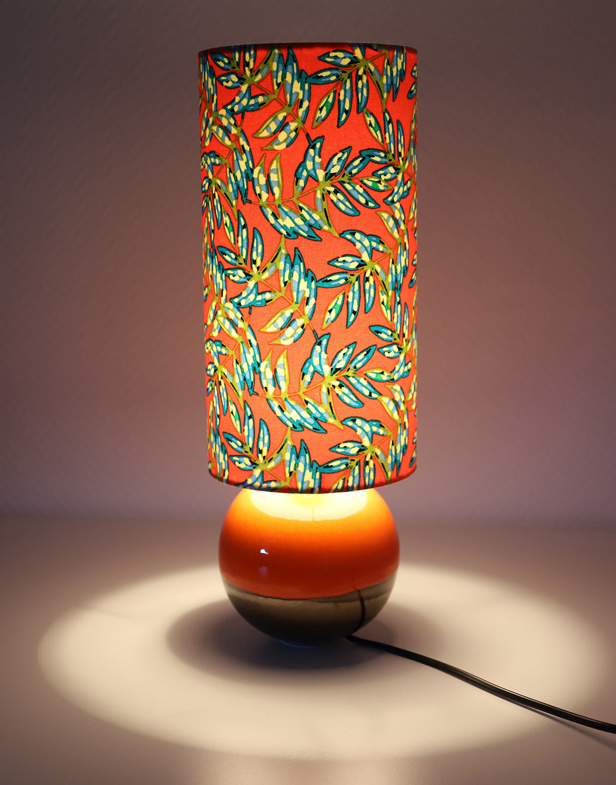 Lampe à poser, pied en céramique émaillée orange et abat-jour imprimé