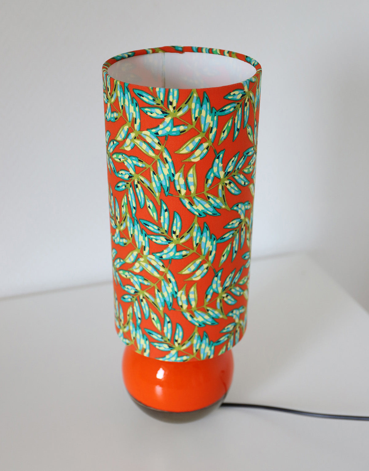 Lampe à poser, pied en céramique émaillée orange et abat-jour imprimé