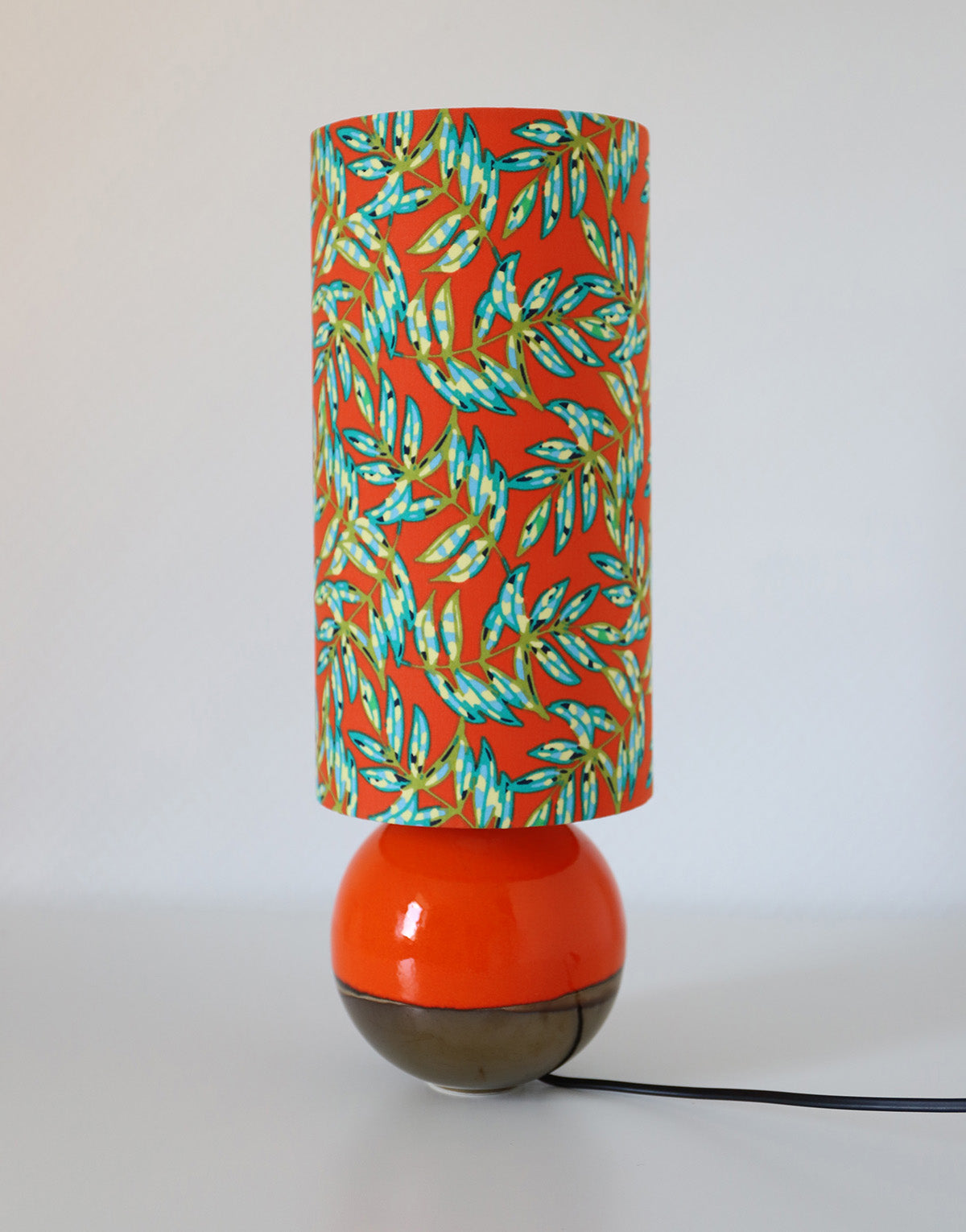 Lampe à poser, pied en céramique émaillée orange et abat-jour imprimé