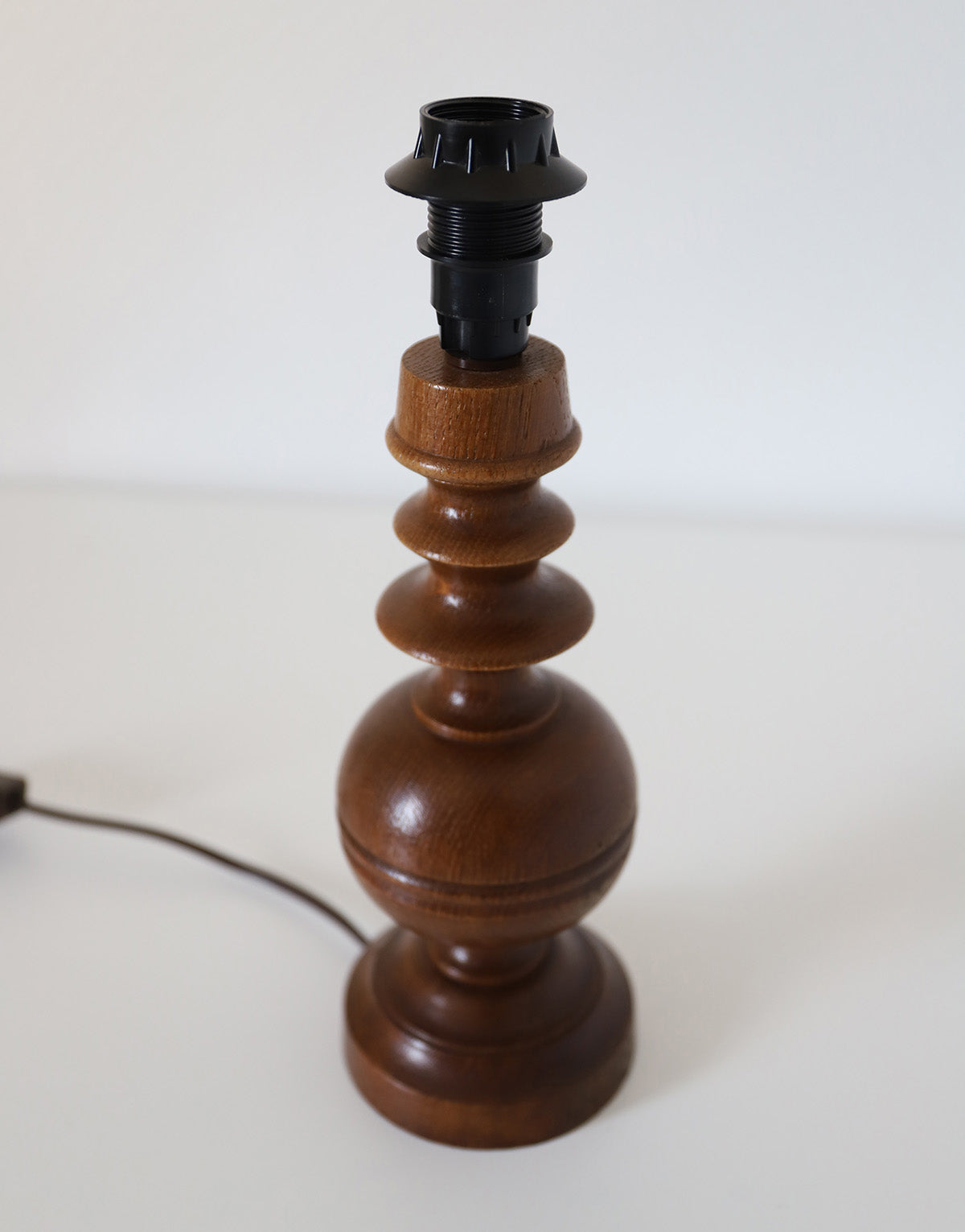 Lampe à poser, pied en bois tourné brun foncé et abat-jour imprimé