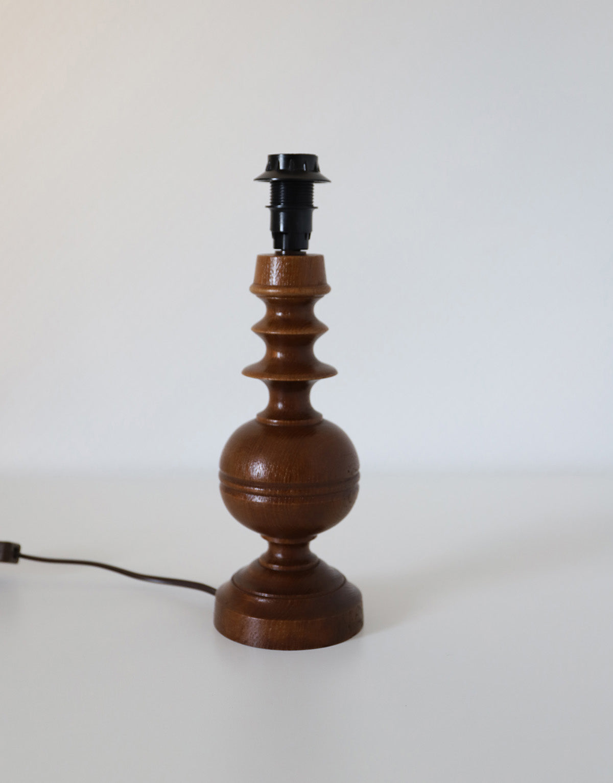 Lampe à poser, pied en bois tourné brun foncé et abat-jour imprimé