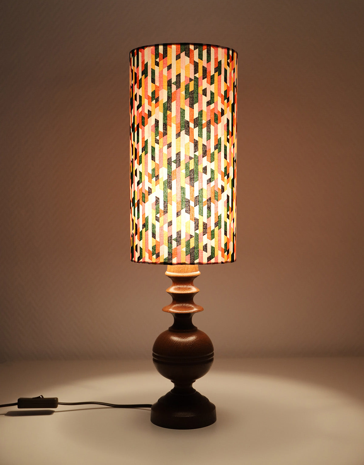 Lampe à poser, pied en bois tourné brun foncé et abat-jour imprimé