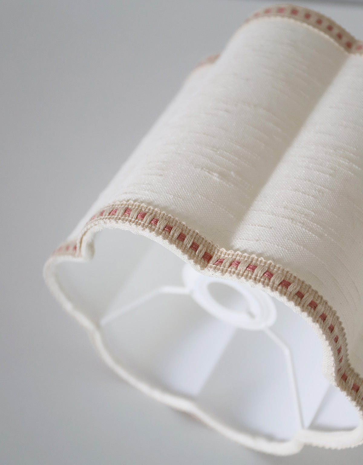 Petite lampe à poser, pied type vase et abat-jour forme florale