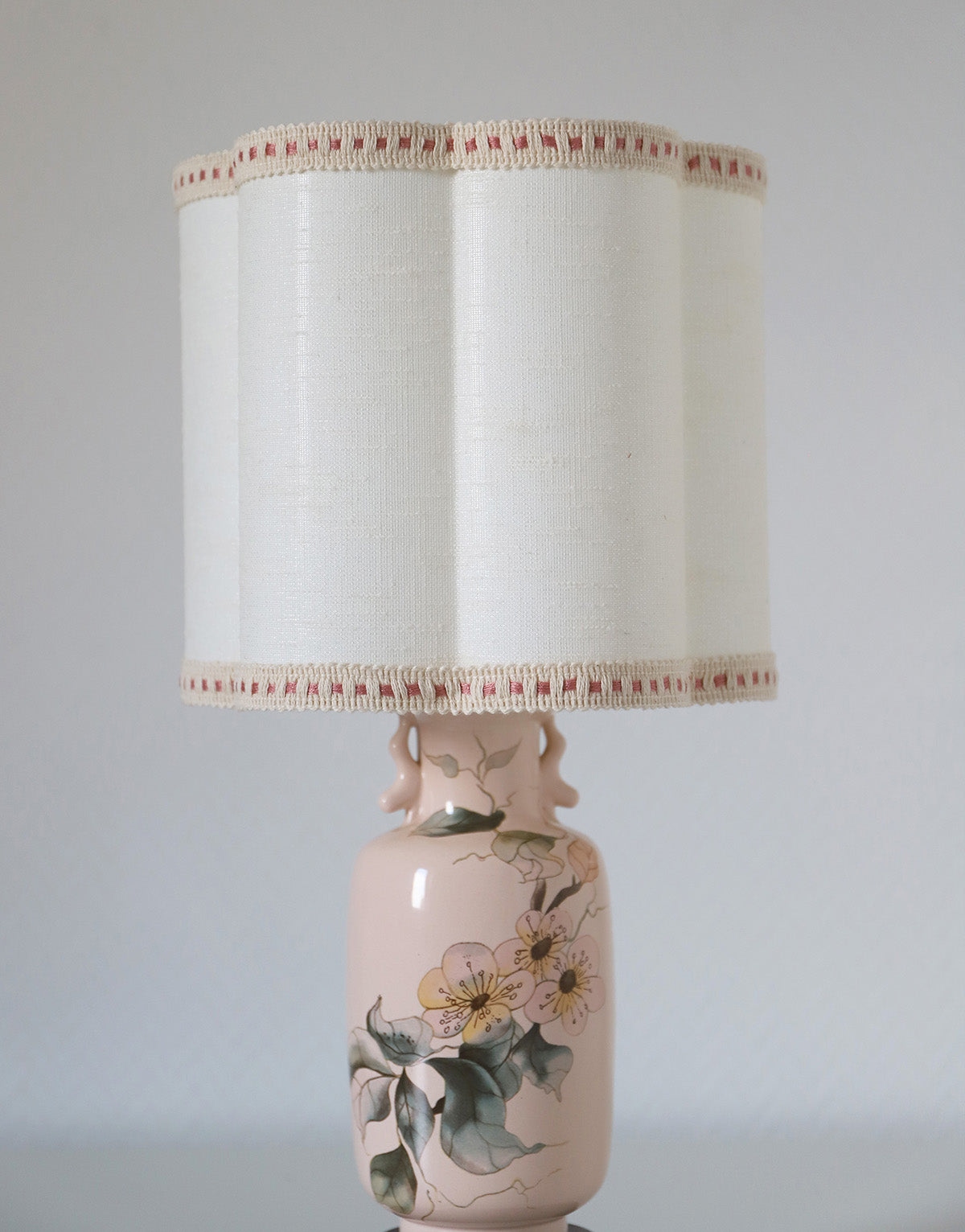 Petite lampe à poser, pied type vase et abat-jour forme florale