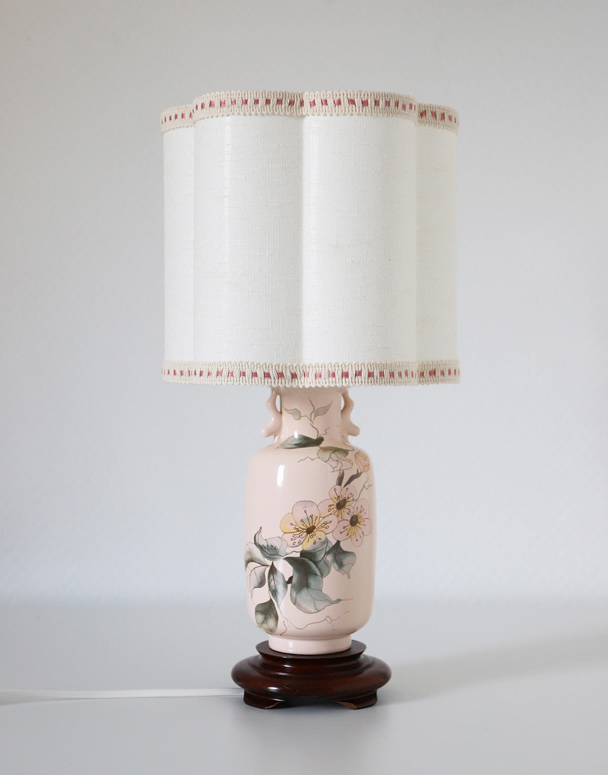 Petite lampe à poser, pied type vase et abat-jour forme florale