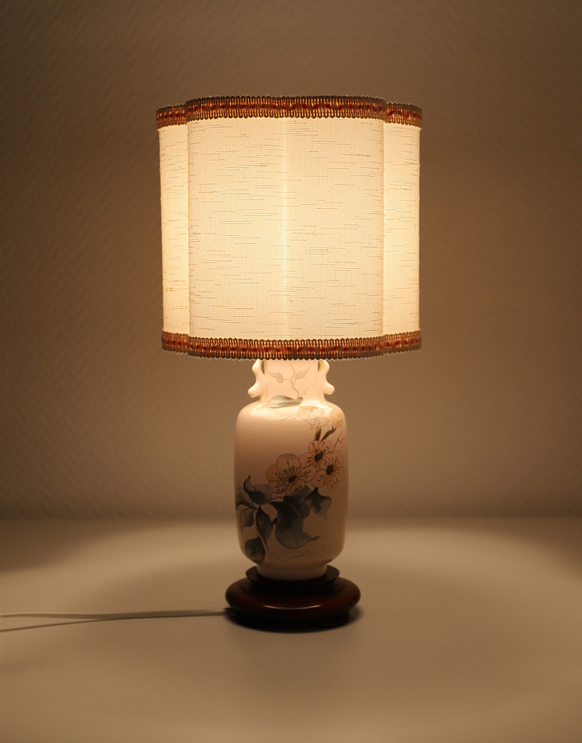 Petite lampe à poser, pied type vase et abat-jour forme florale