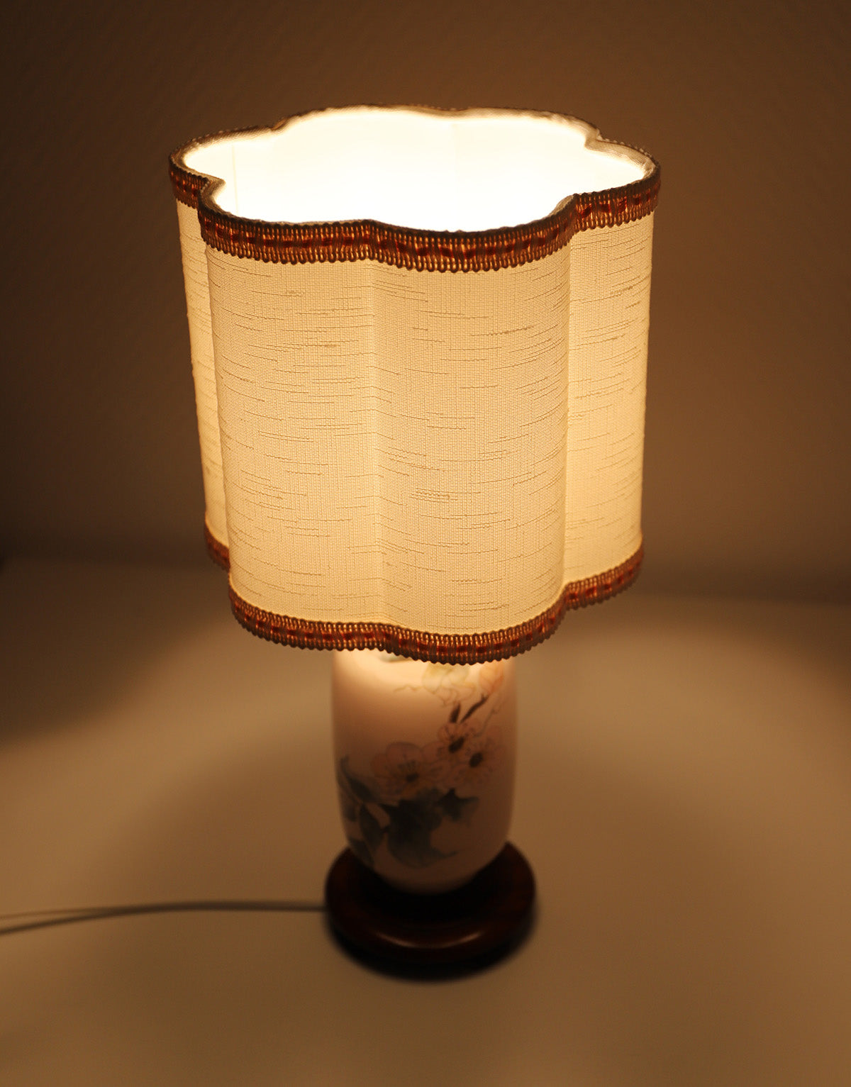 Petite lampe à poser, pied type vase et abat-jour forme florale