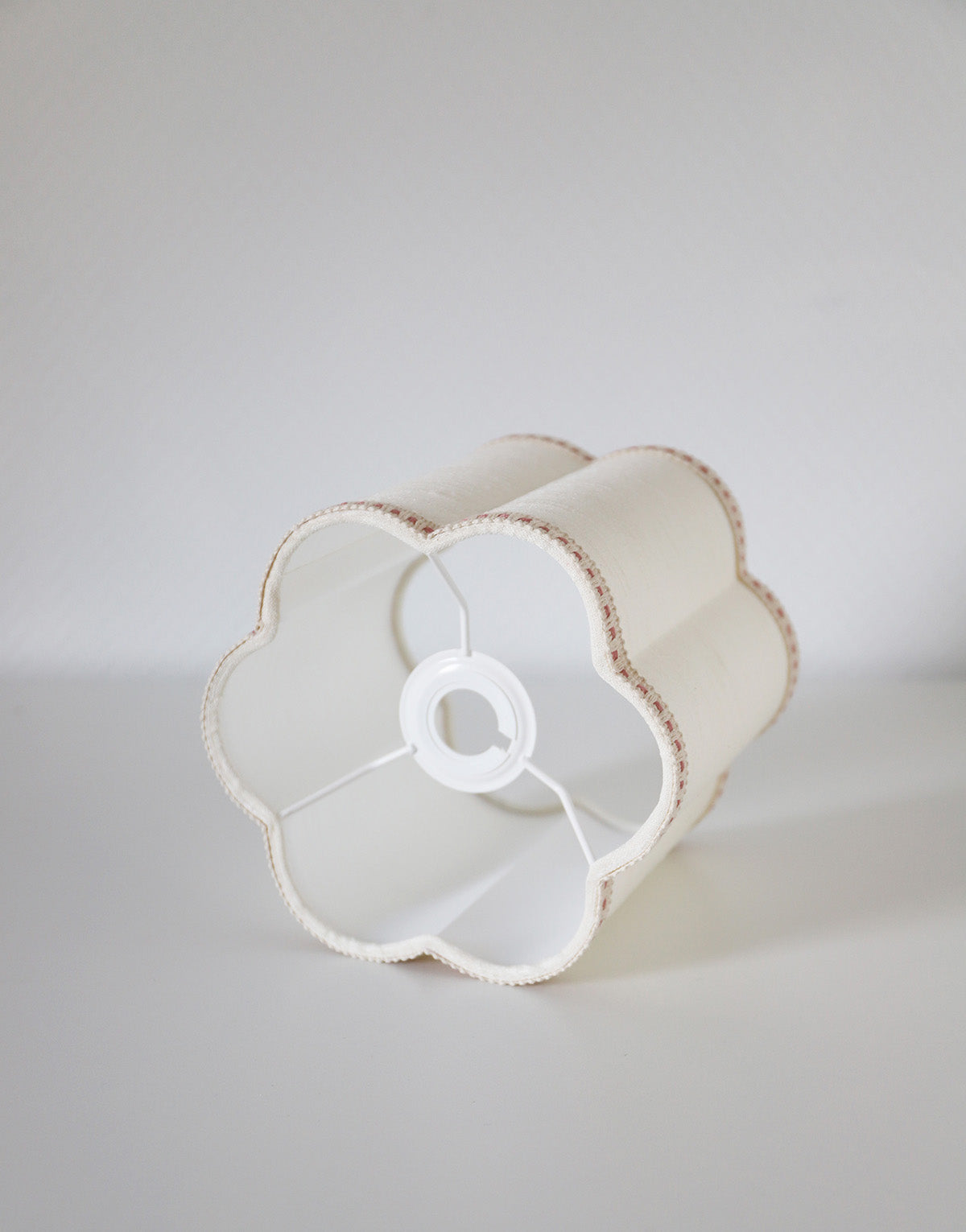 Petite lampe à poser, pied type vase et abat-jour forme florale