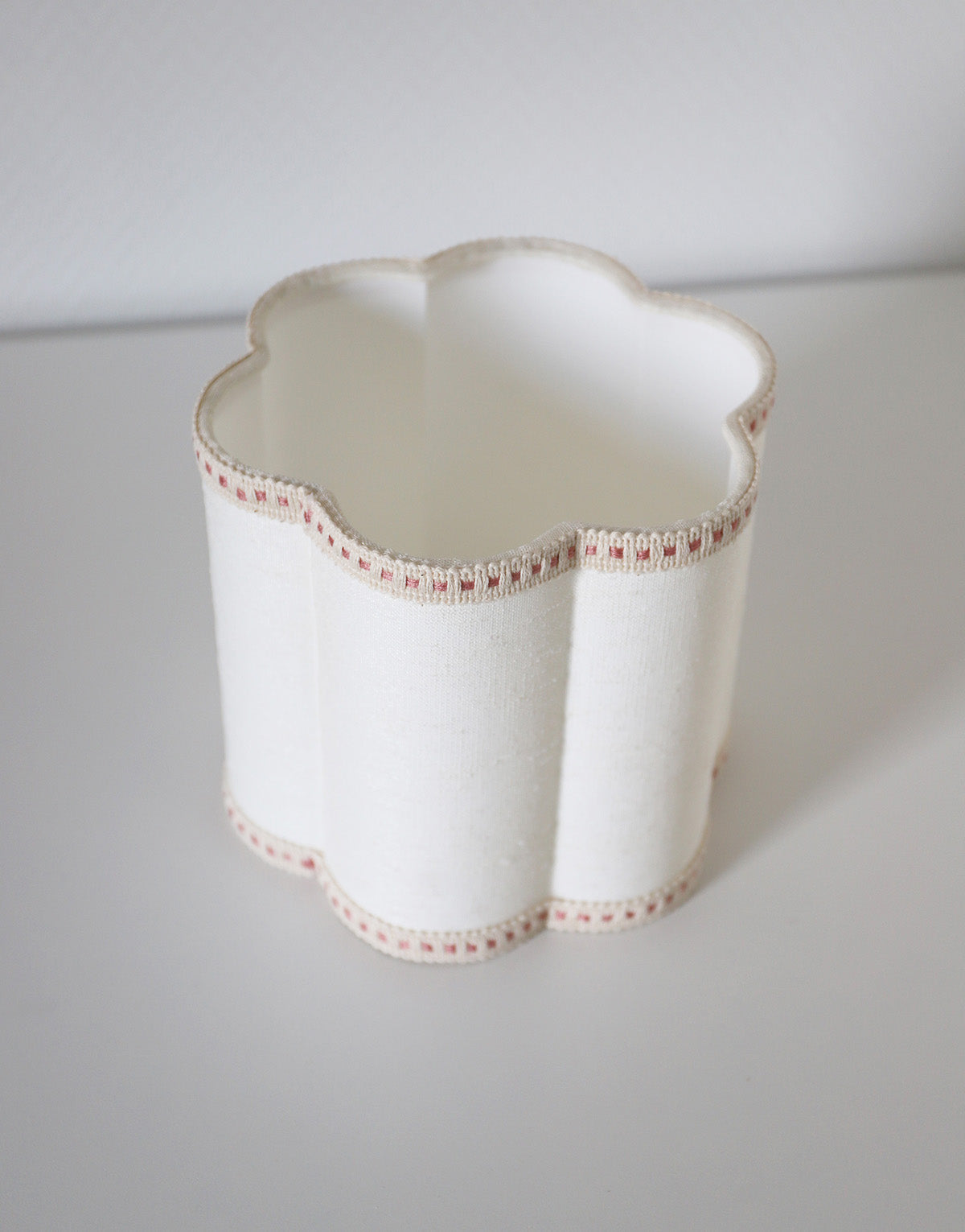 Petite lampe à poser, pied type vase et abat-jour forme florale