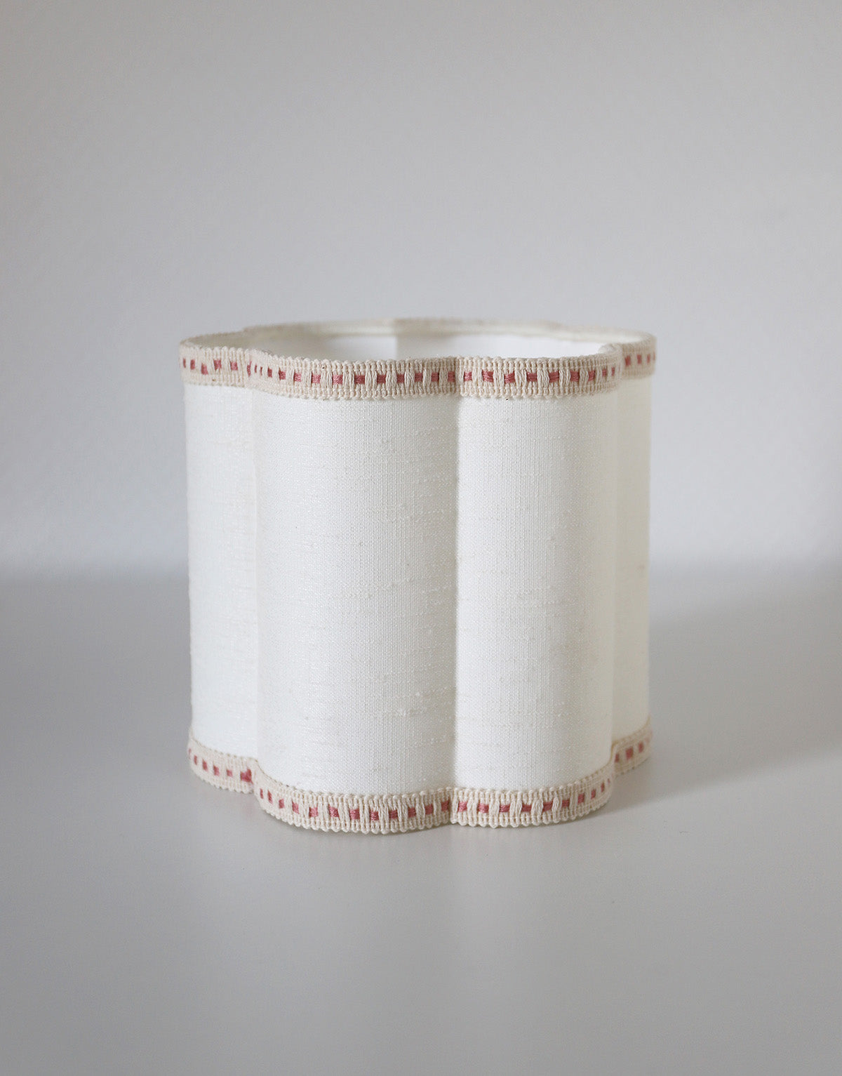 Petite lampe à poser, pied type vase et abat-jour forme florale