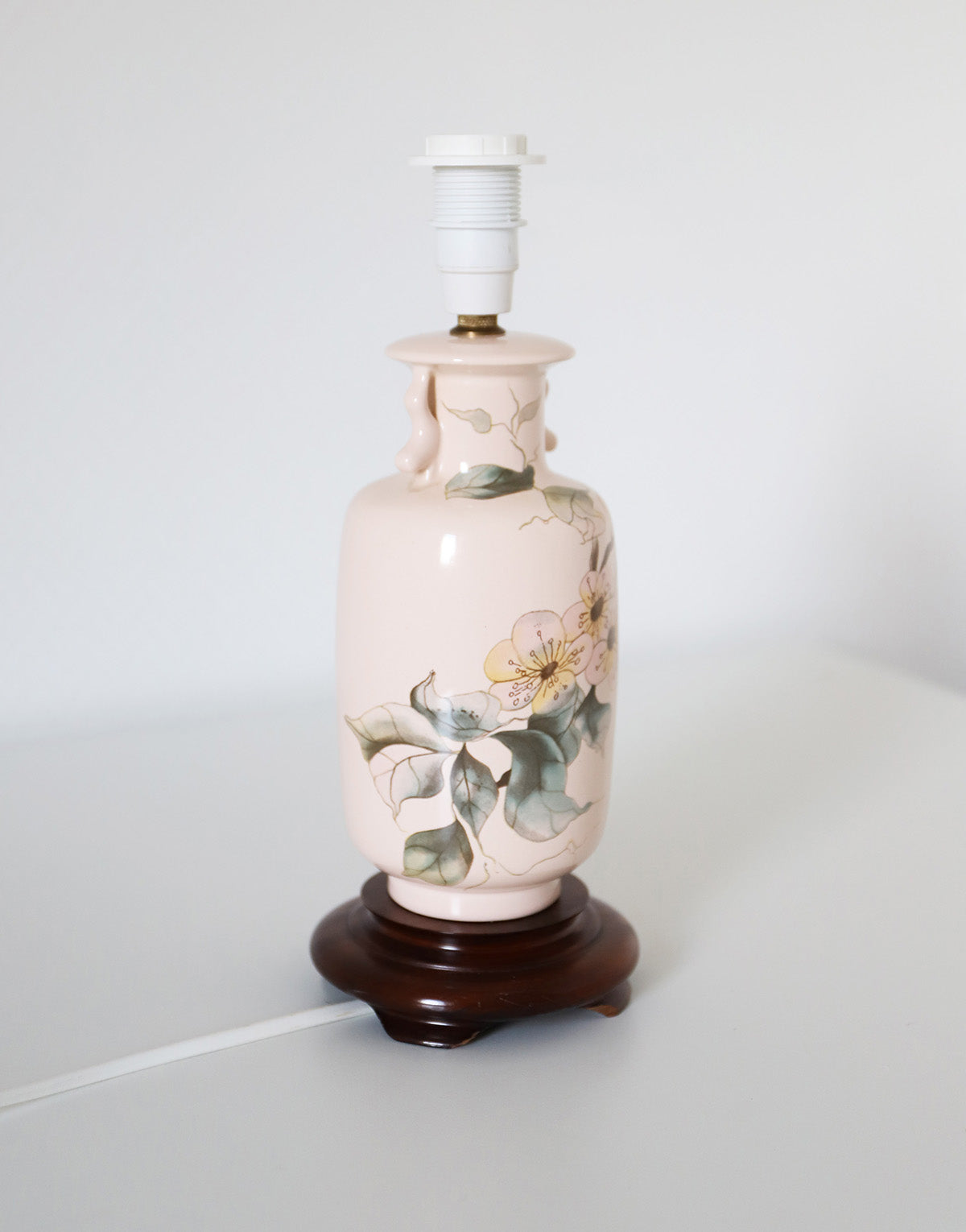 Petite lampe à poser, pied type vase et abat-jour forme florale
