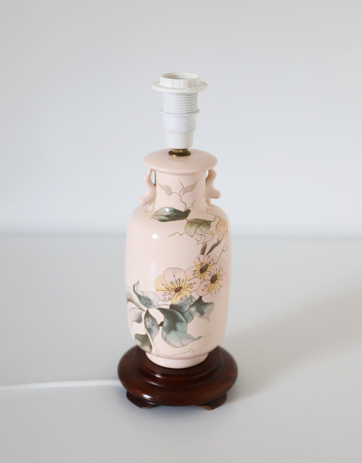 Petite lampe à poser, pied type vase et abat-jour forme florale