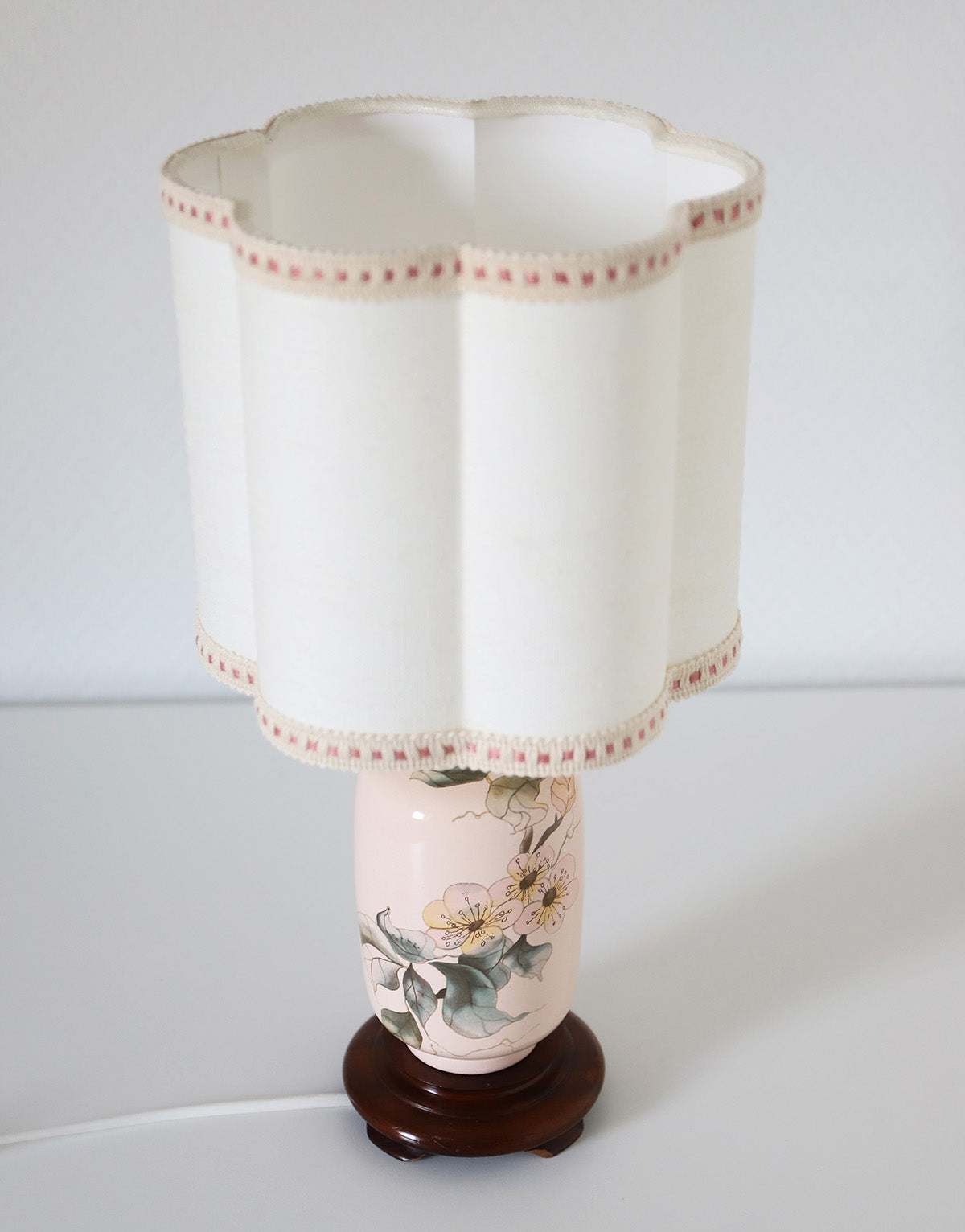 Petite lampe à poser, pied type vase et abat-jour forme florale