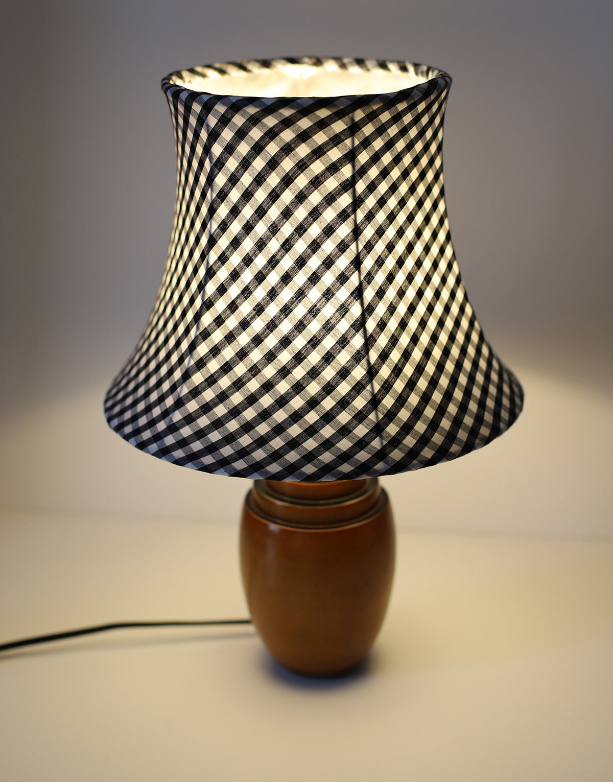 Lampe à poser, pied en bois art déco et abat-jour pagode vichy noir