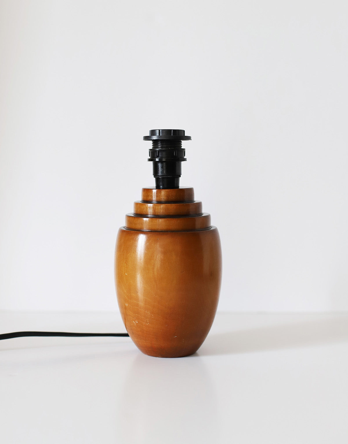 Lampe à poser, pied en bois art déco et abat-jour pagode vichy noir