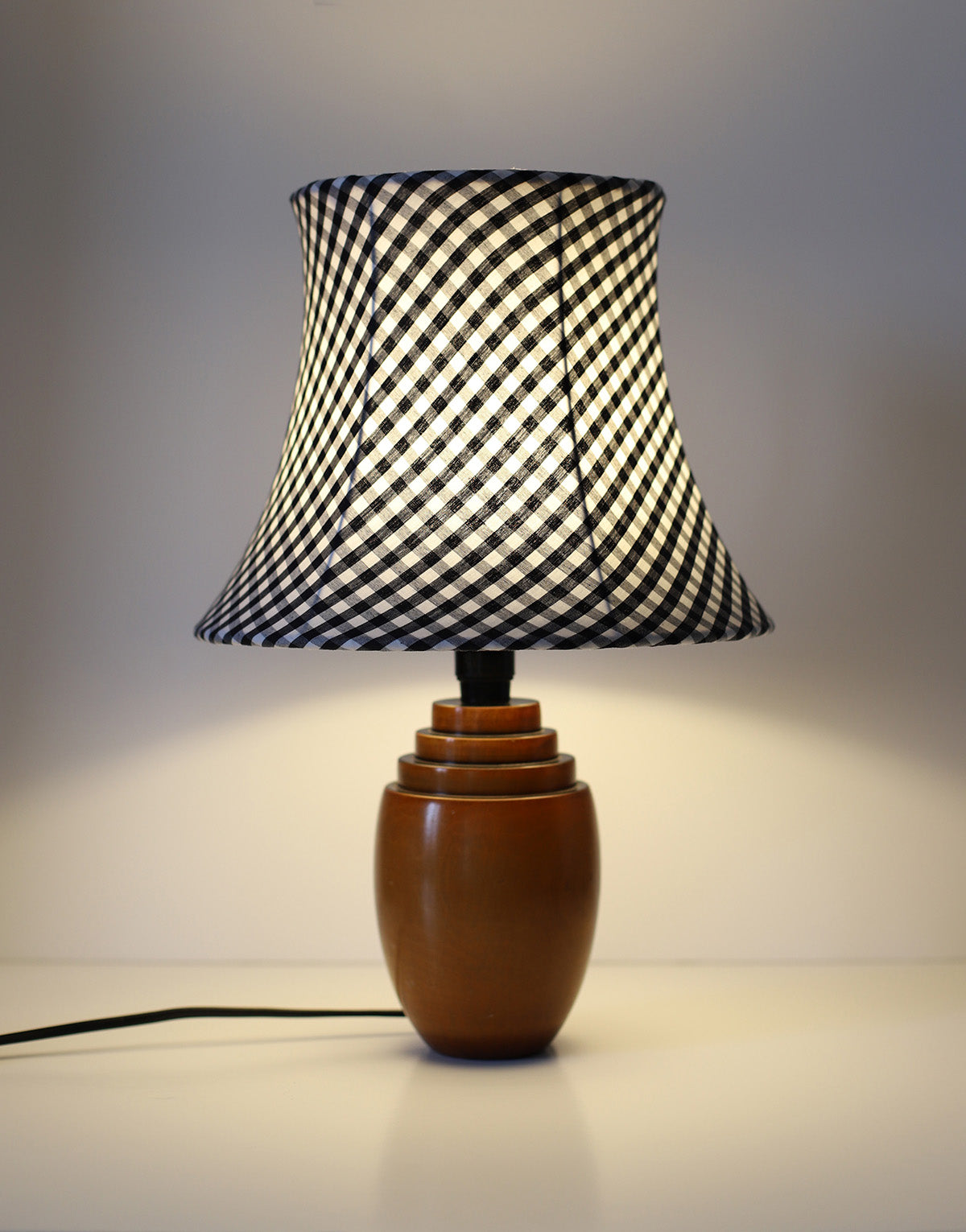 Lampe à poser, pied en bois art déco et abat-jour pagode vichy noir