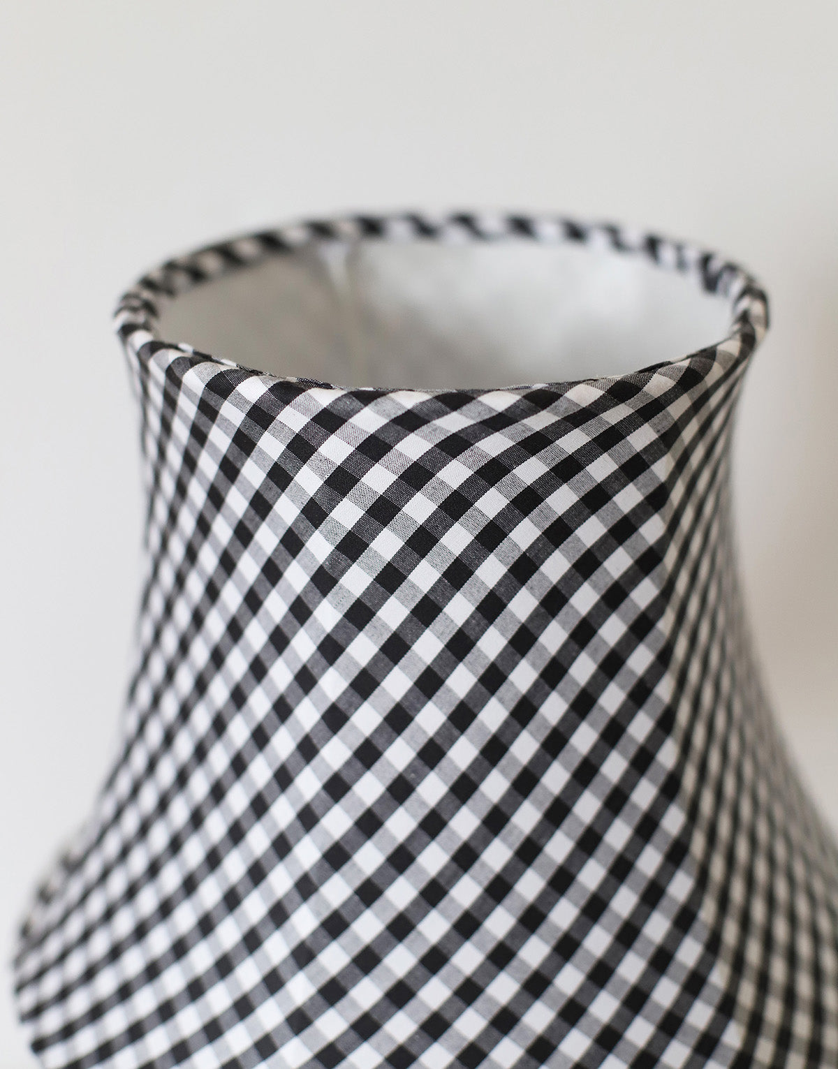 Lampe à poser, pied en bois art déco et abat-jour pagode vichy noir