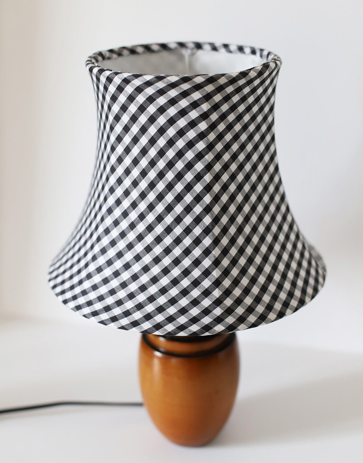 Lampe à poser, pied en bois art déco et abat-jour pagode vichy noir