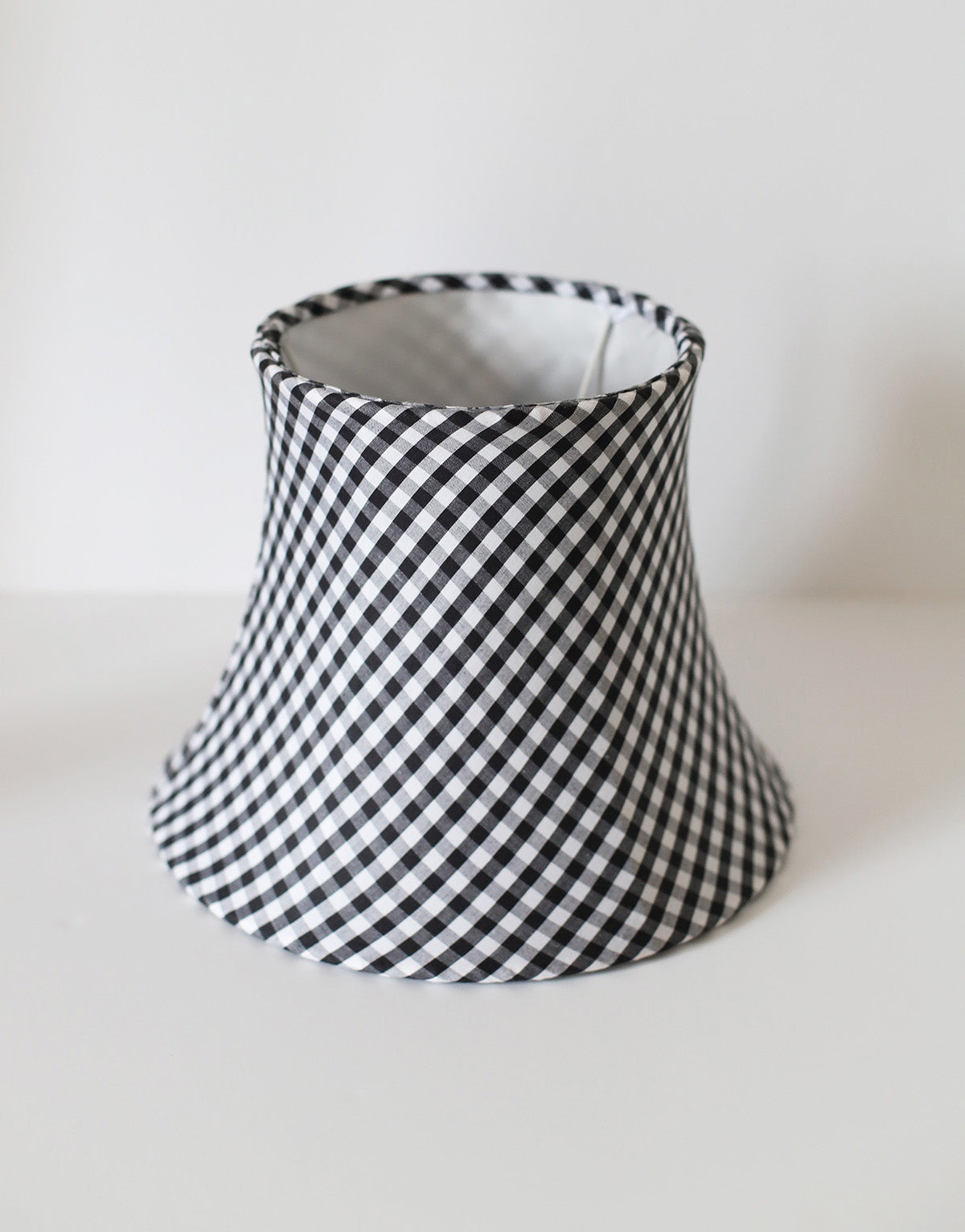 Lampe à poser, pied en bois art déco et abat-jour pagode vichy noir