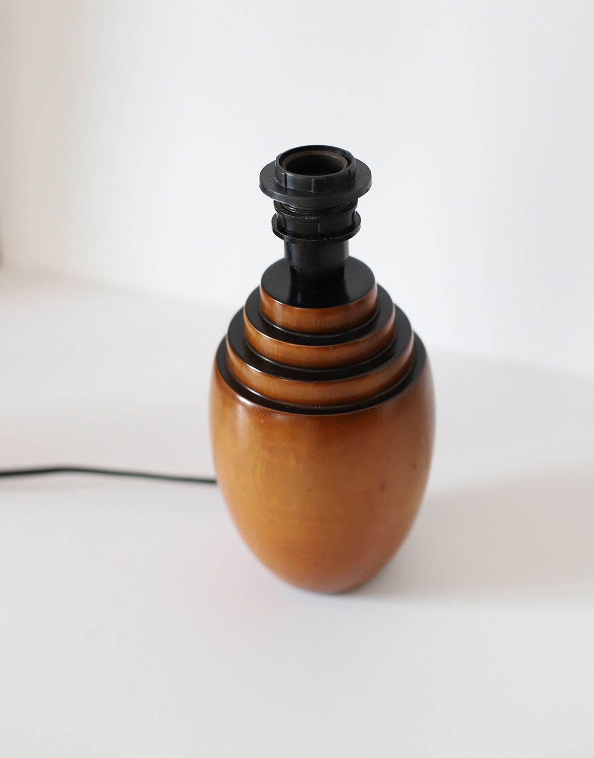 Lampe à poser, pied en bois art déco et abat-jour pagode vichy noir