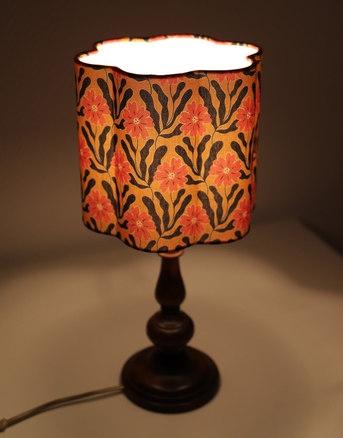 Lampe à poser, pied en bois tourné et abat-jour forme fleur imprimé