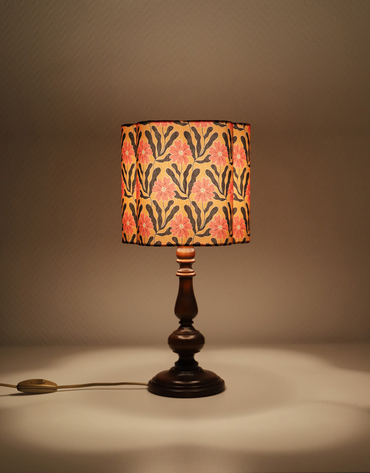 Lampe à poser, pied en bois tourné et abat-jour forme fleur imprimé