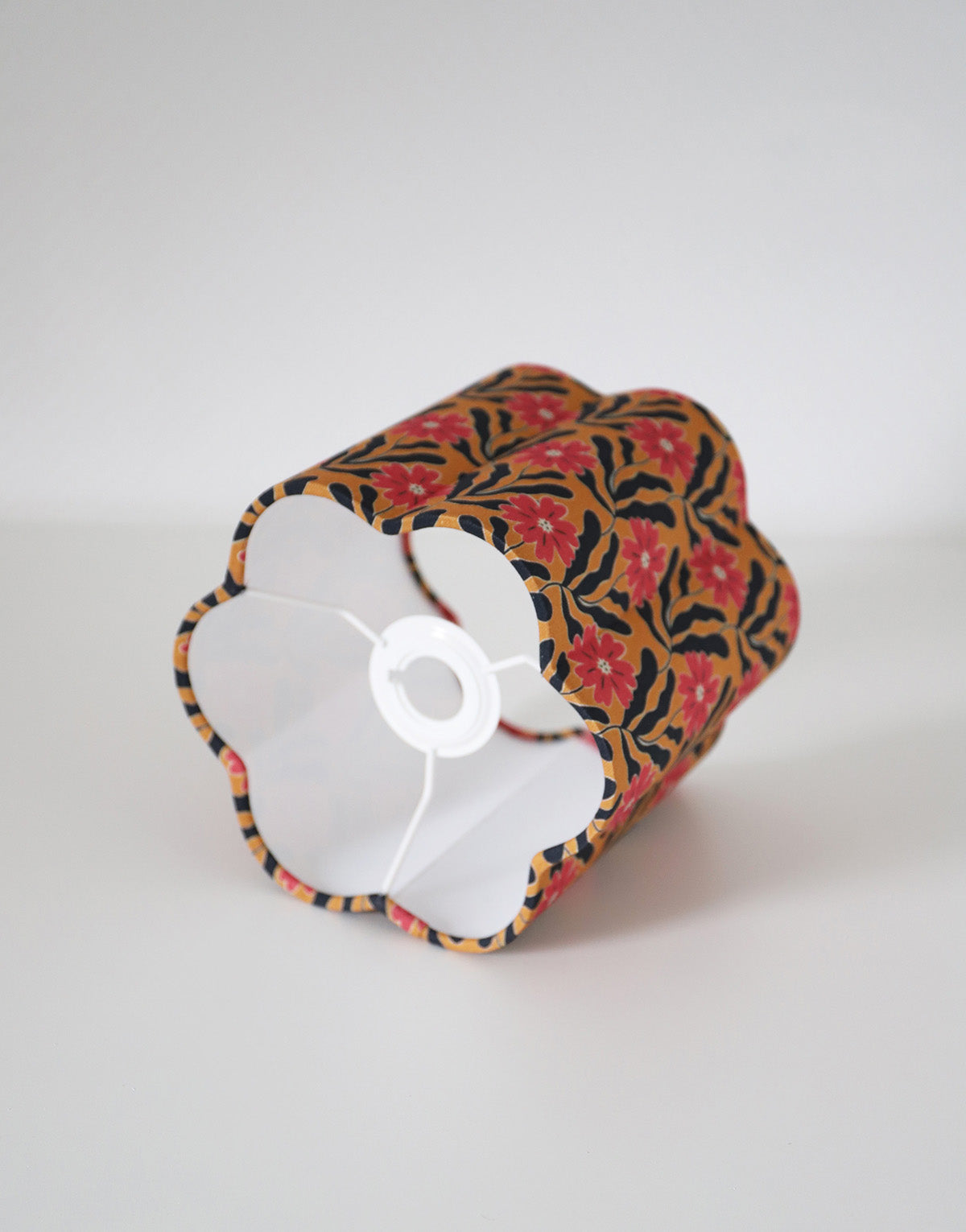 Lampe à poser, pied en bois tourné et abat-jour forme fleur imprimé