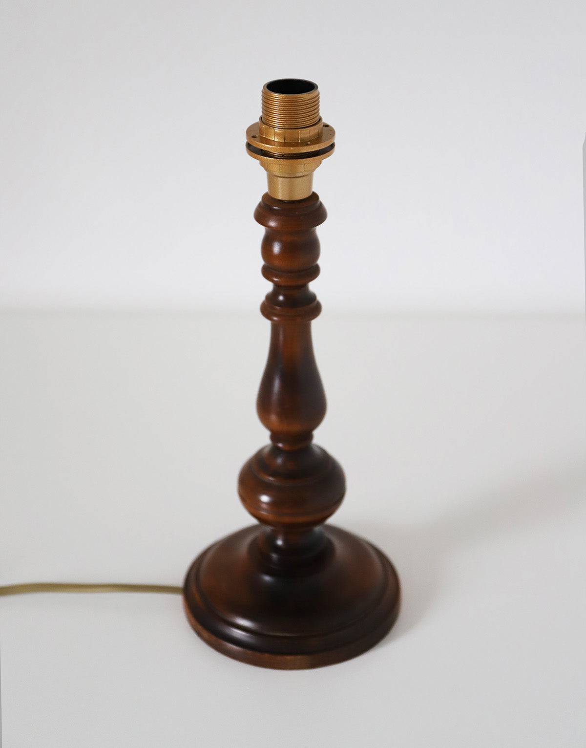 Lampe à poser, pied en bois tourné et abat-jour forme fleur imprimé