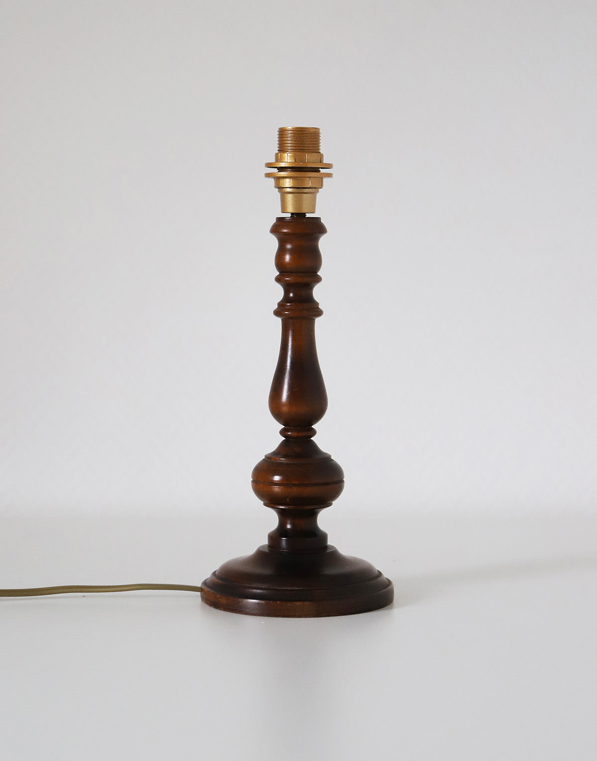 Lampe à poser, pied en bois tourné et abat-jour forme fleur imprimé