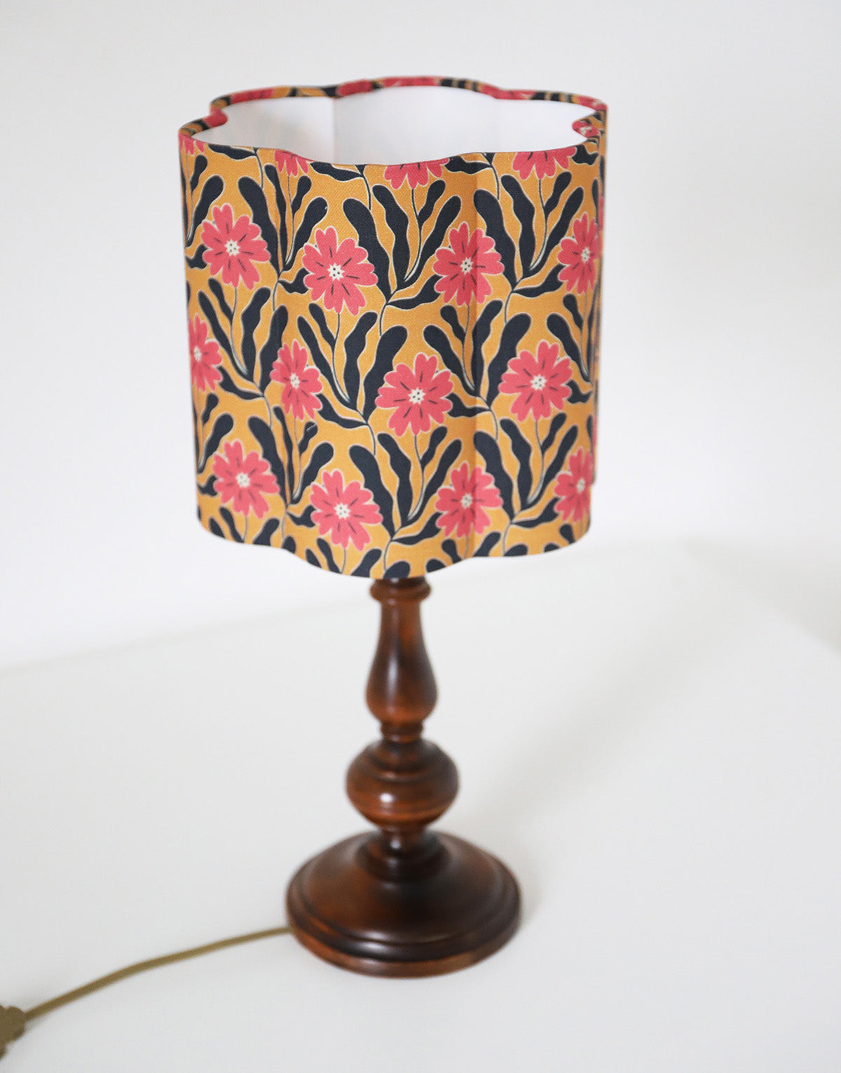 Lampe à poser, pied en bois tourné et abat-jour forme fleur imprimé