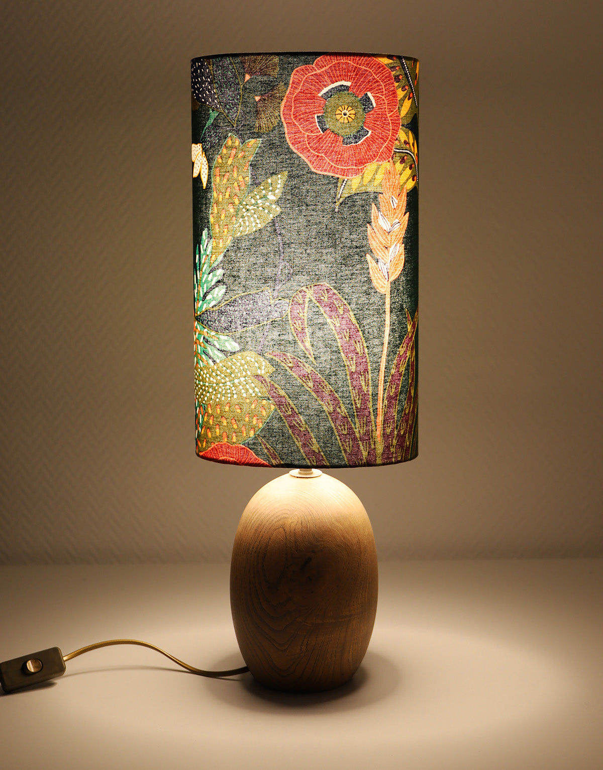 Lampe Upcyclée Mid-Century, Pied Bois et Abat-jour Jungle Florale