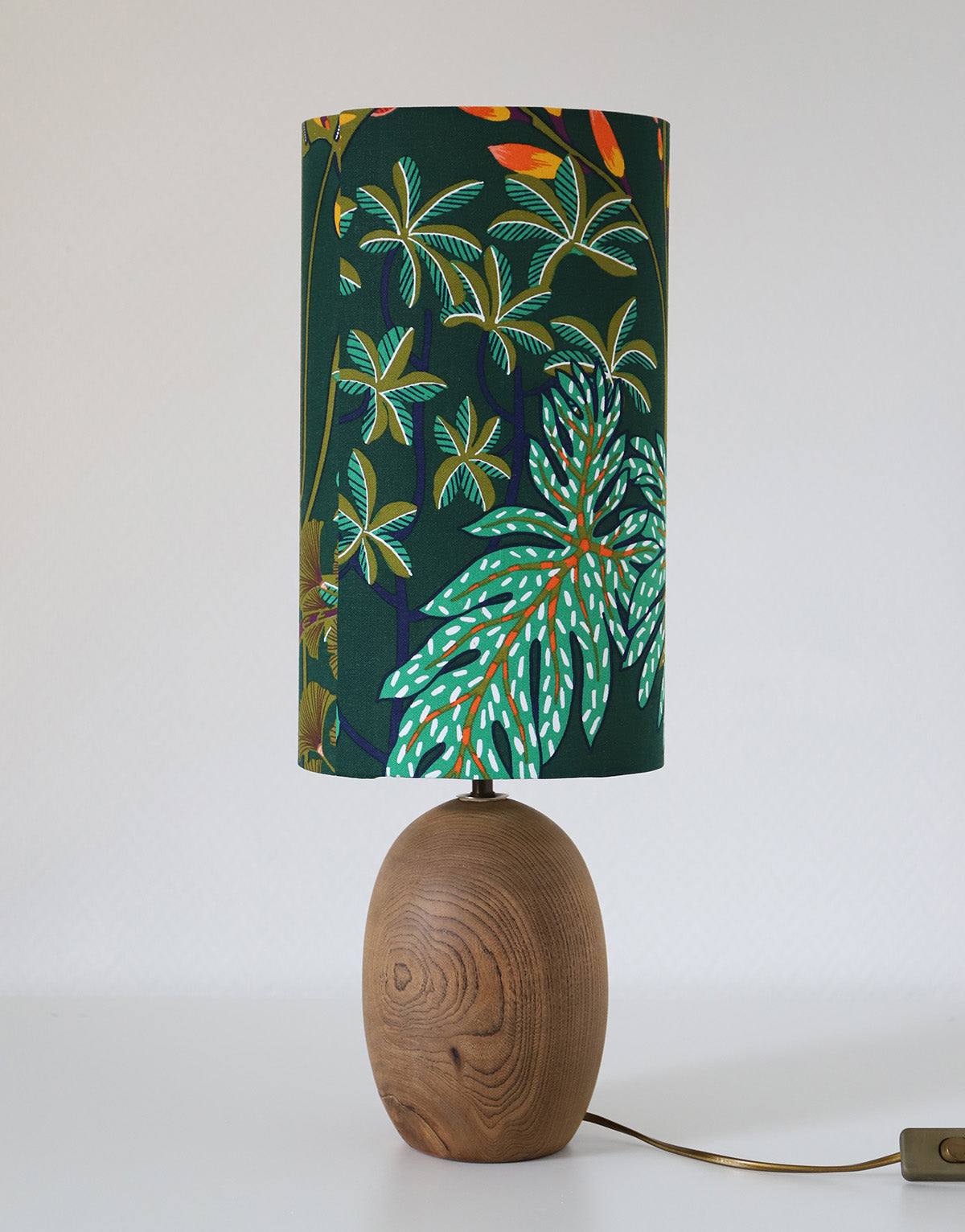 Lampe Upcyclée Mid-Century, Pied Bois et Abat-jour Jungle Florale