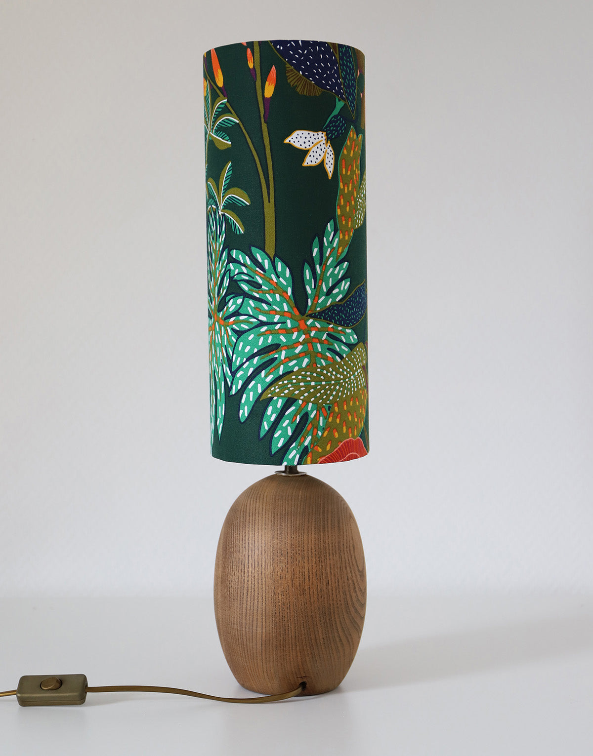 Lampe Upcyclée Mid-Century, Pied Bois et Abat-jour Jungle Florale