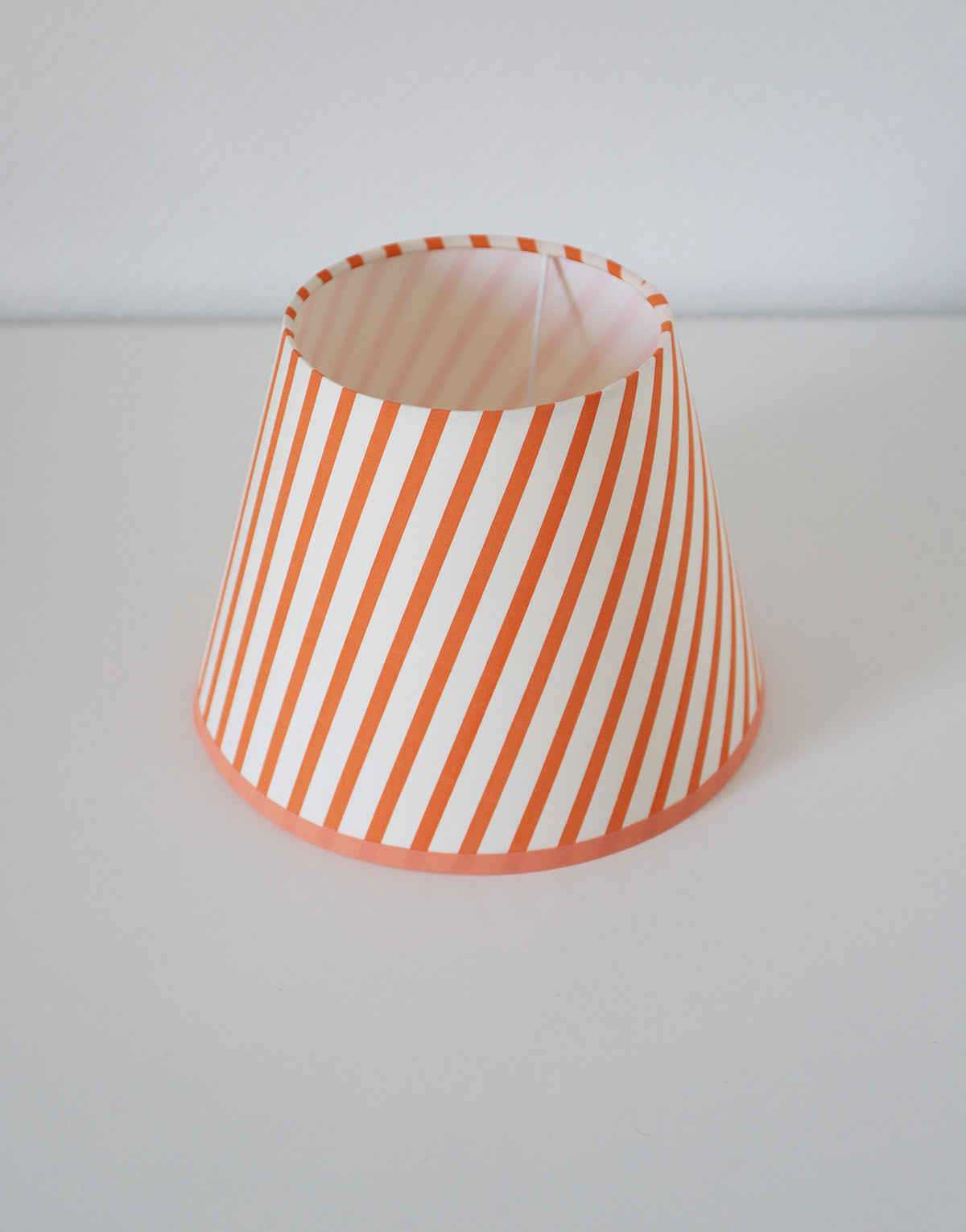Lampe Vintage Revisité, Pied de Lampe Ancien Revalorisé & Abat-jour Rayé