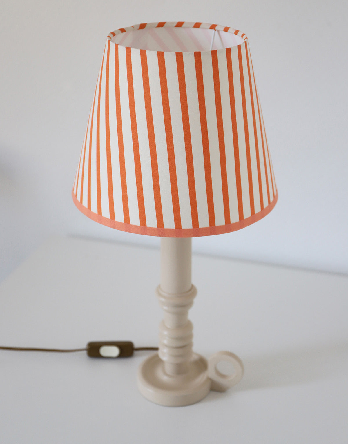 Lampe Vintage Revisité, Pied de Lampe Ancien Revalorisé & Abat-jour Rayé