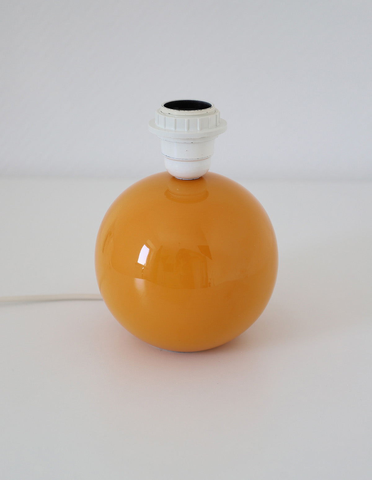 Lampe à poser, pied en céramique émaillée jaune et abat-jour imprimé