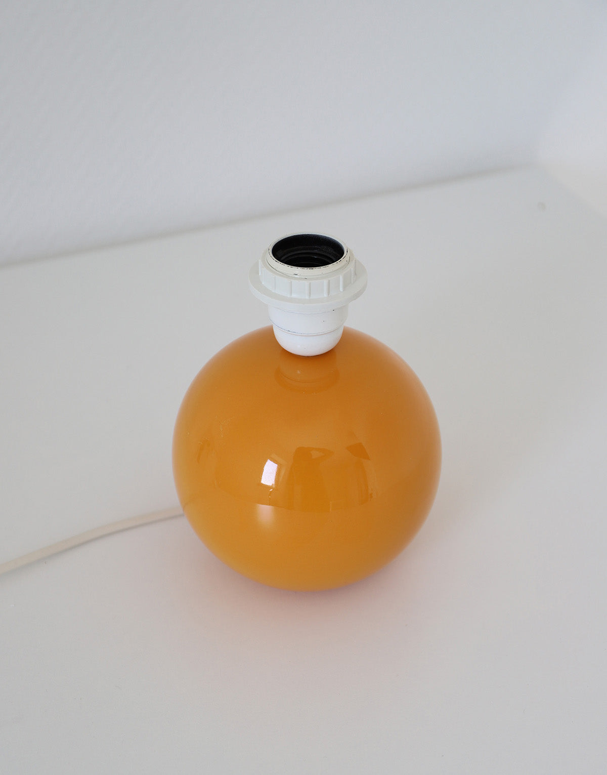 Lampe à poser, pied en céramique émaillée jaune et abat-jour imprimé