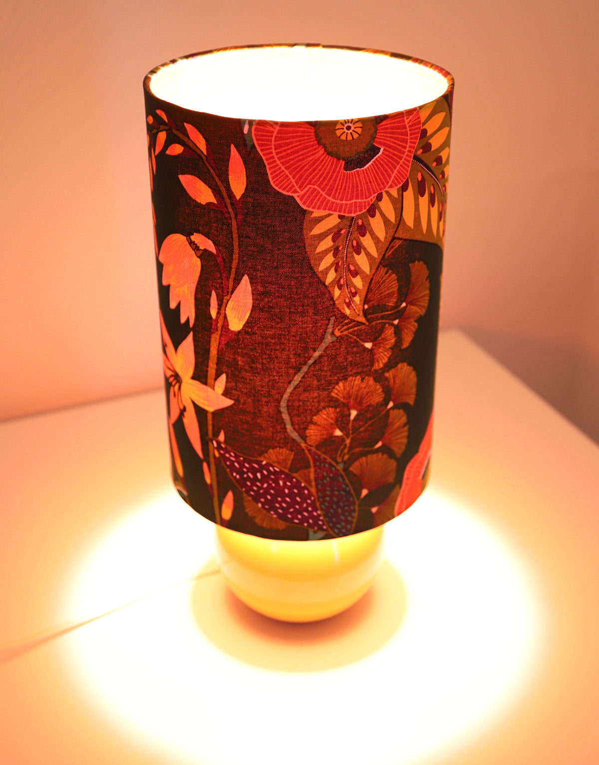 Lampe à poser, pied en céramique émaillée jaune et abat-jour imprimé