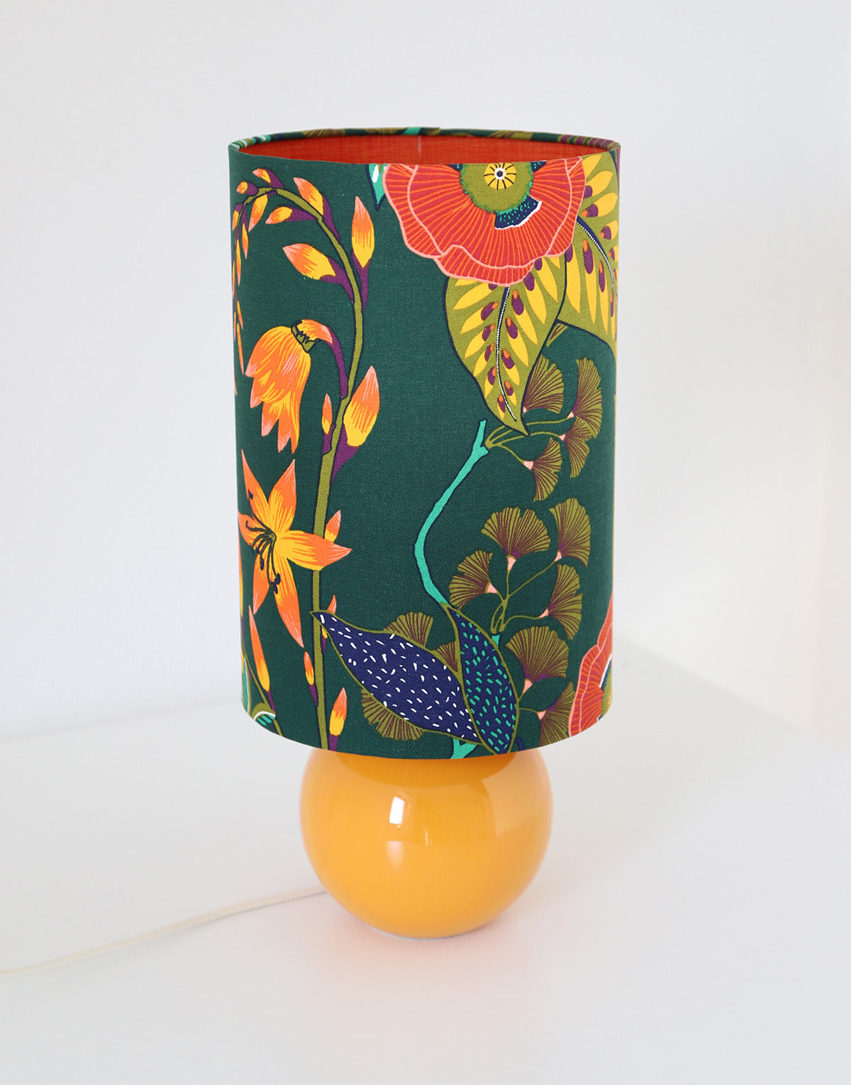Lampe à poser, pied en céramique émaillée jaune et abat-jour imprimé