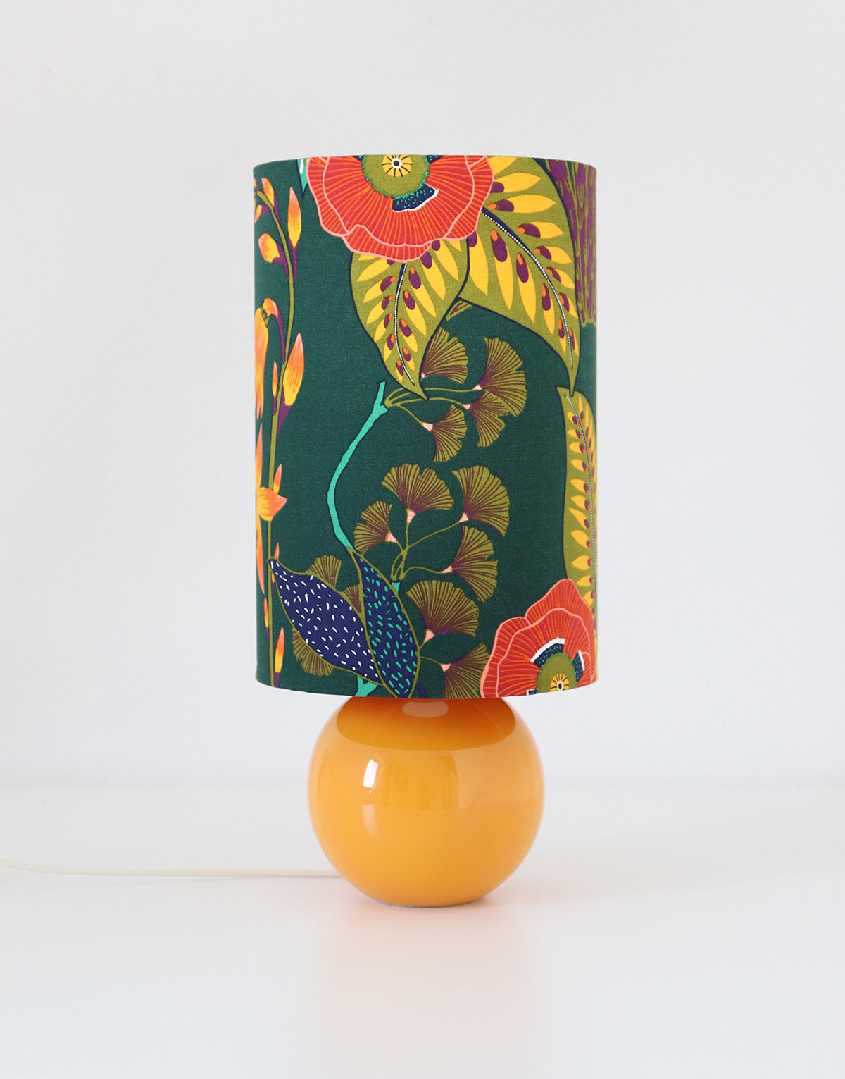 Lampe à poser, pied en céramique émaillée jaune et abat-jour imprimé